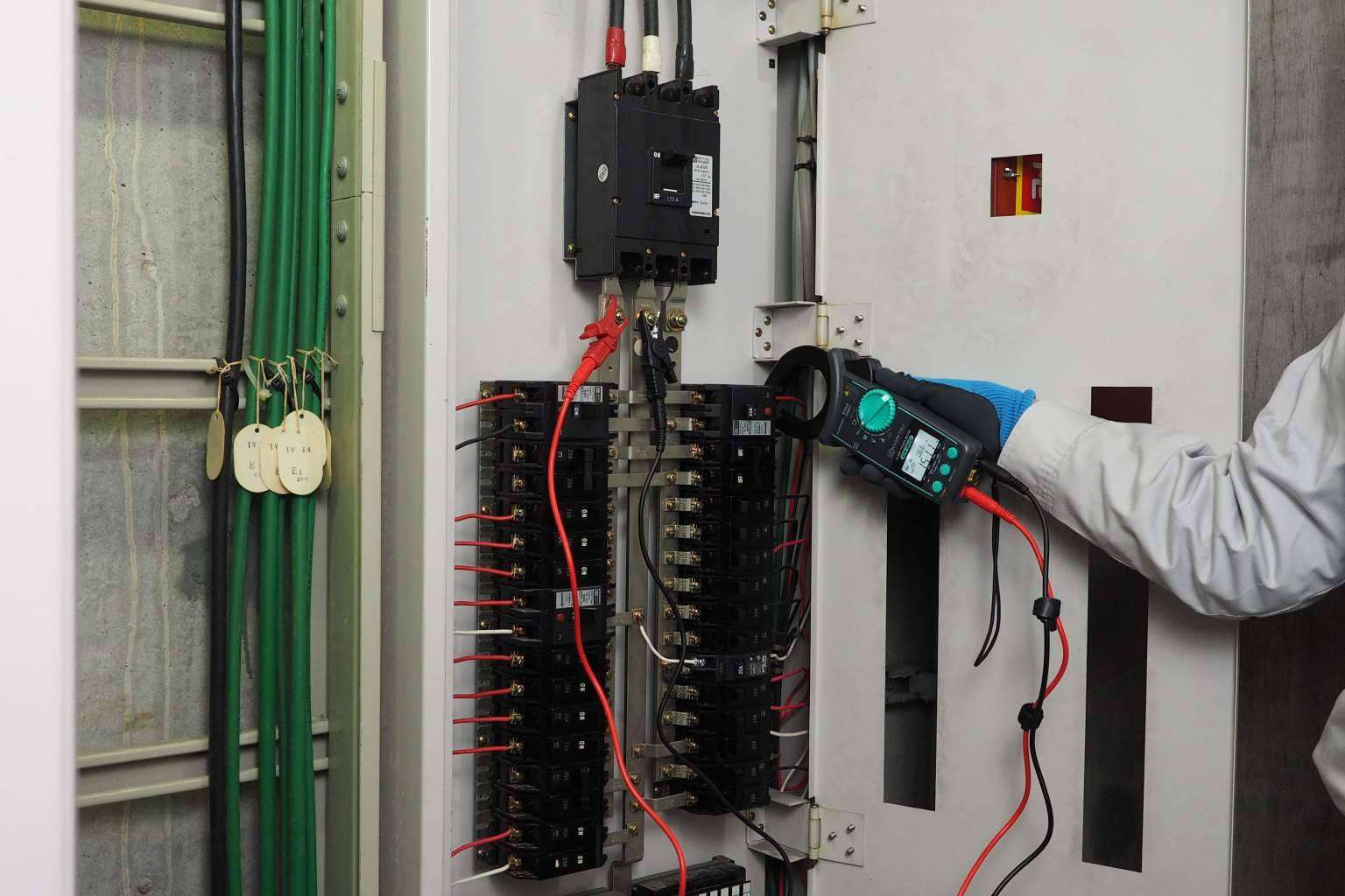 La pinza vatimétrica como instrumento indispensable en el mundo de la medición eléctrica