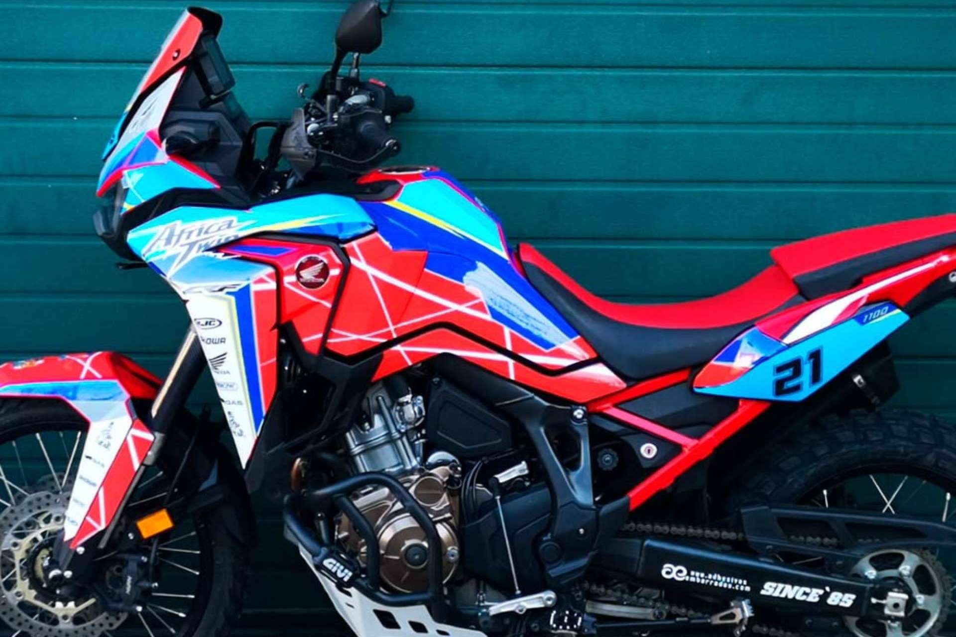 Personalizar una moto offroad, con el kit de pegatinas de ADHESIVOSEMBARRADOS