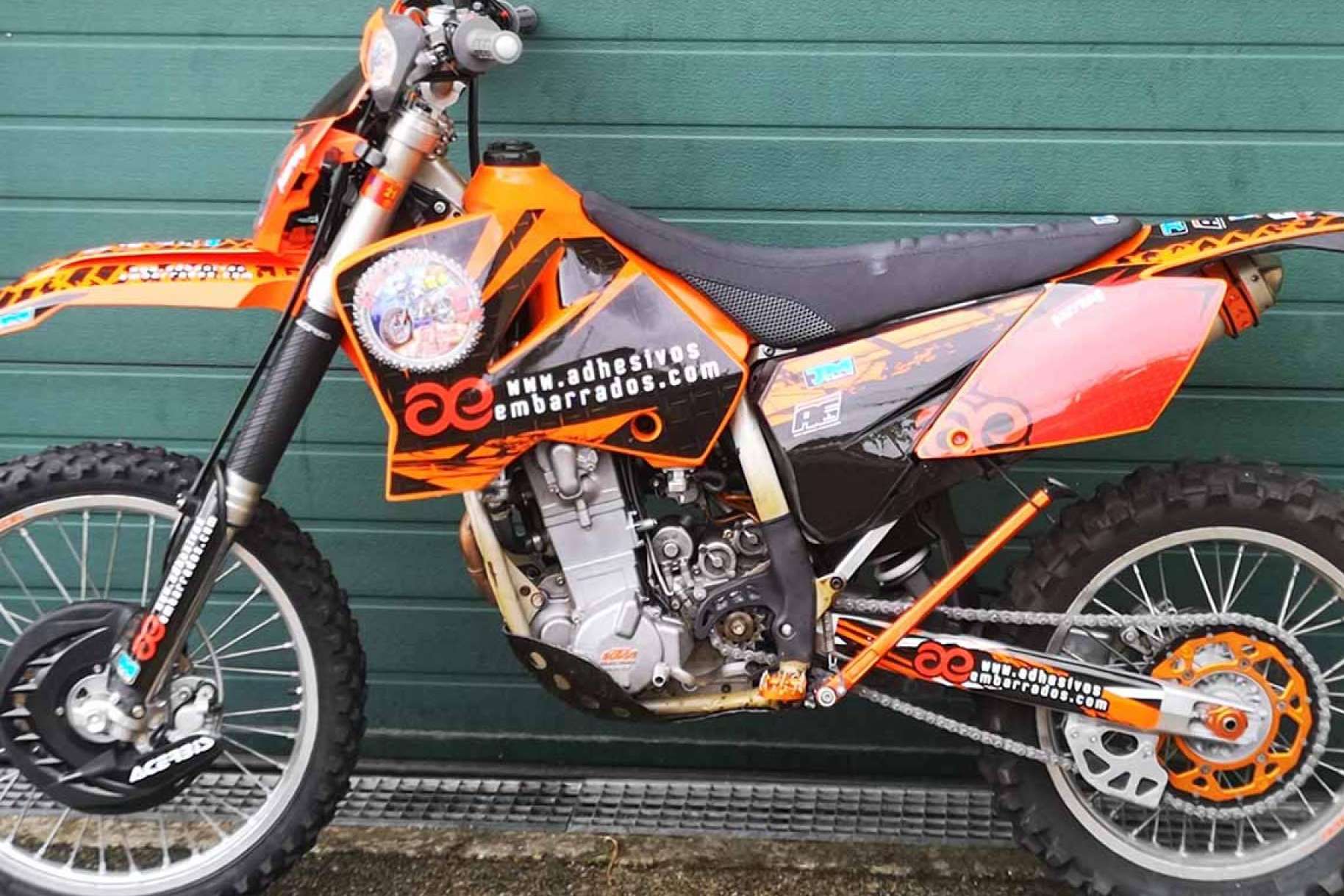 ADHESIVOSEMBARRADOS ofrece un kit de pegatinas personalizadas para moto