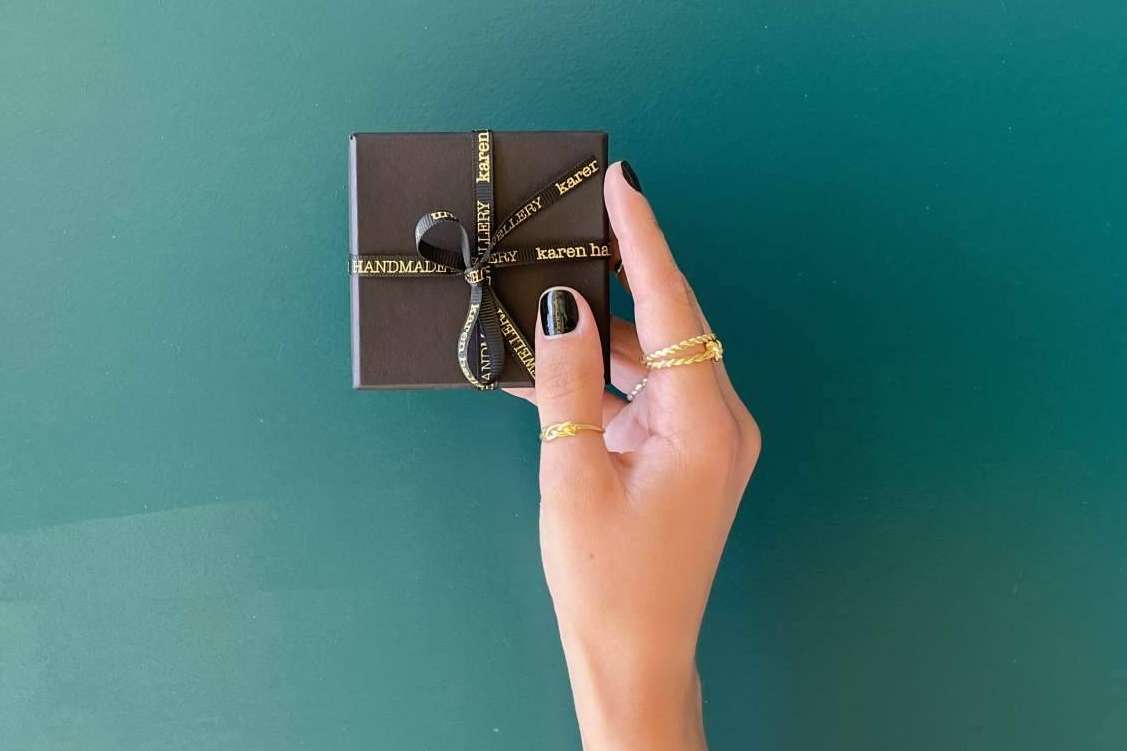 Karen Hallam diseña joyería artesanal con piezas exclusivas basadas en el concepto de slow fashion