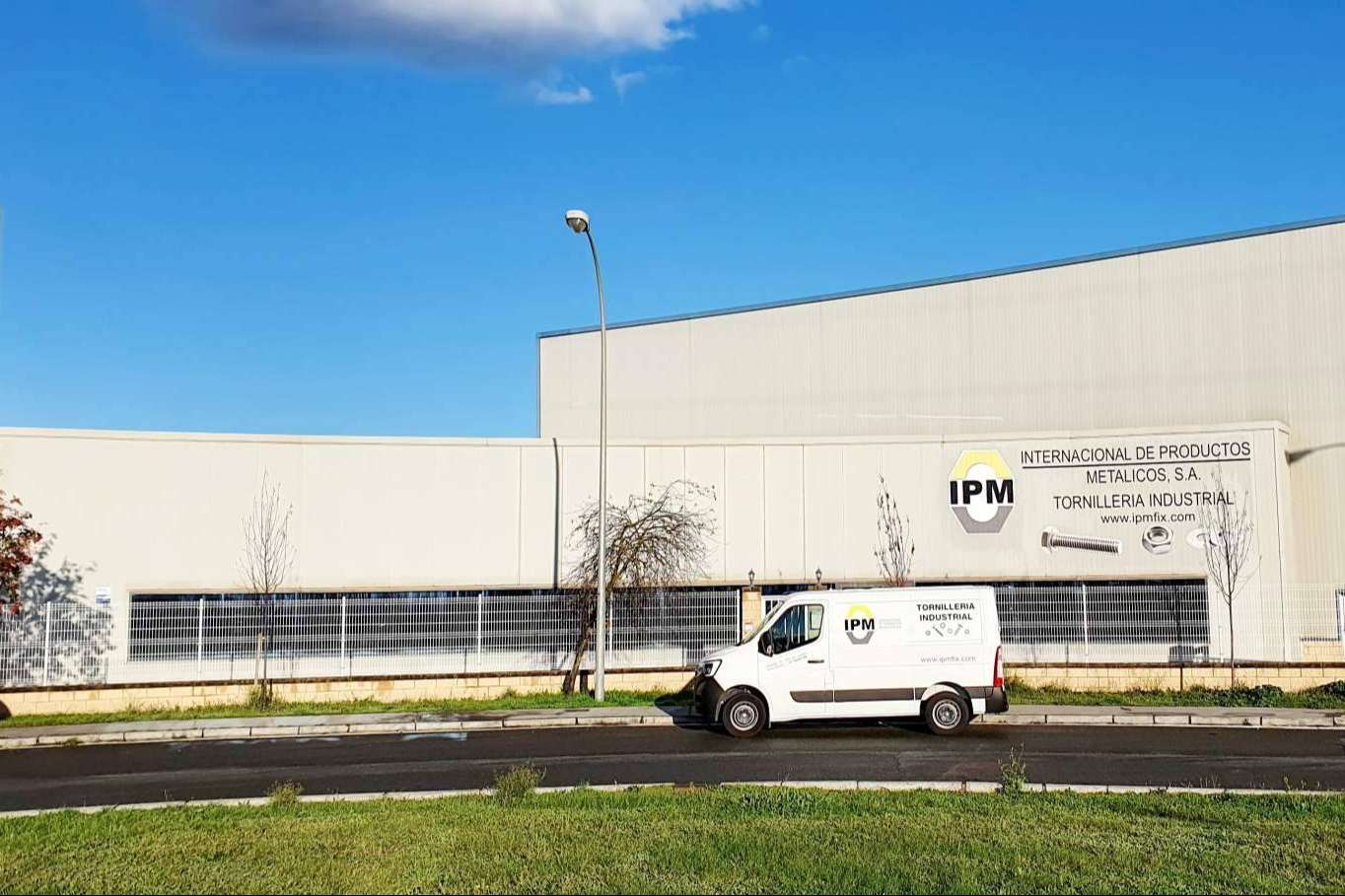 IPM ofrece todo tipo de tornillería industrial y elementos de fijación de diferentes calidades y recubrimientos