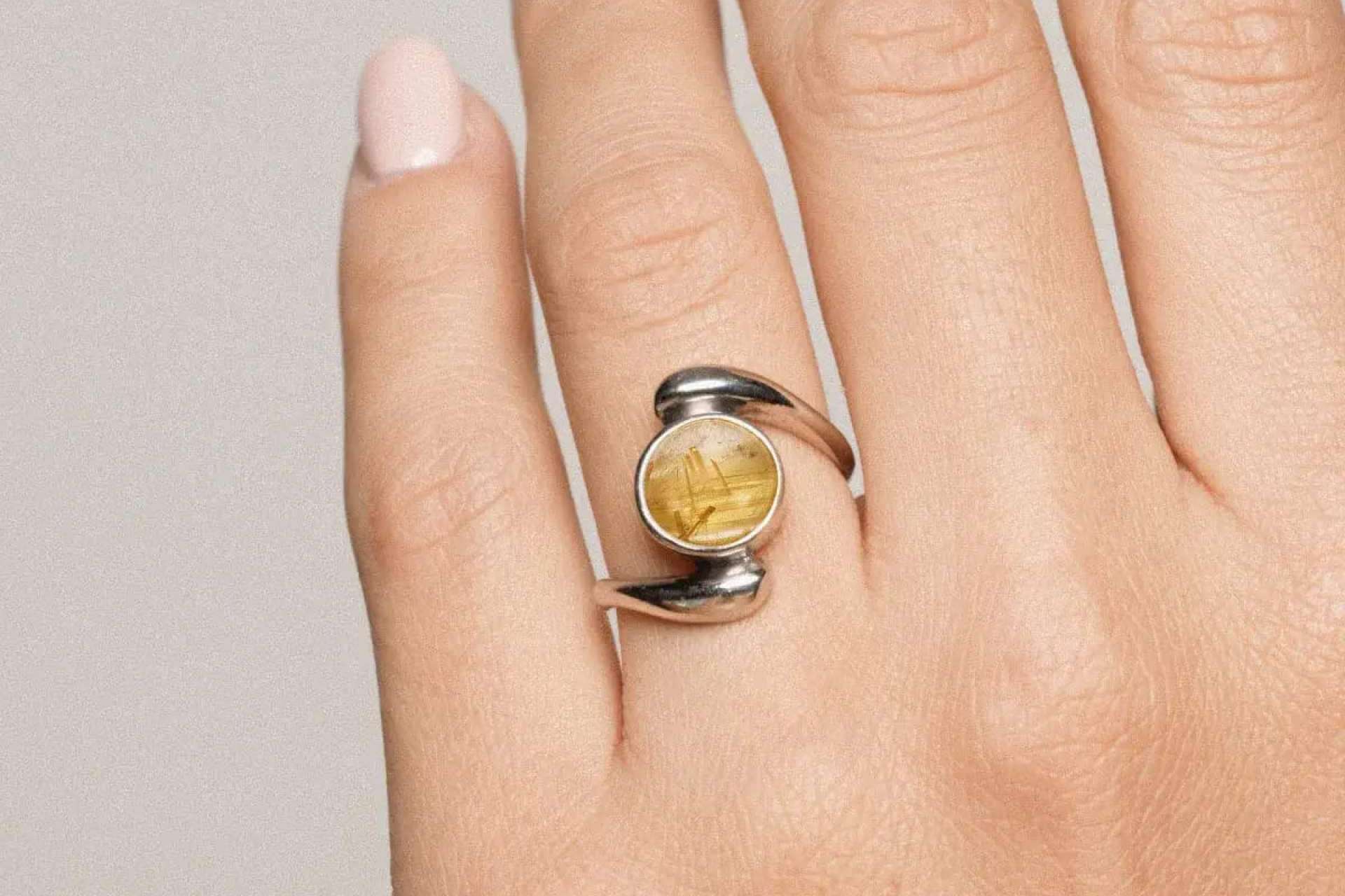 Stonbow ofrece un catálogo en anillos con piedra natural para regular energías