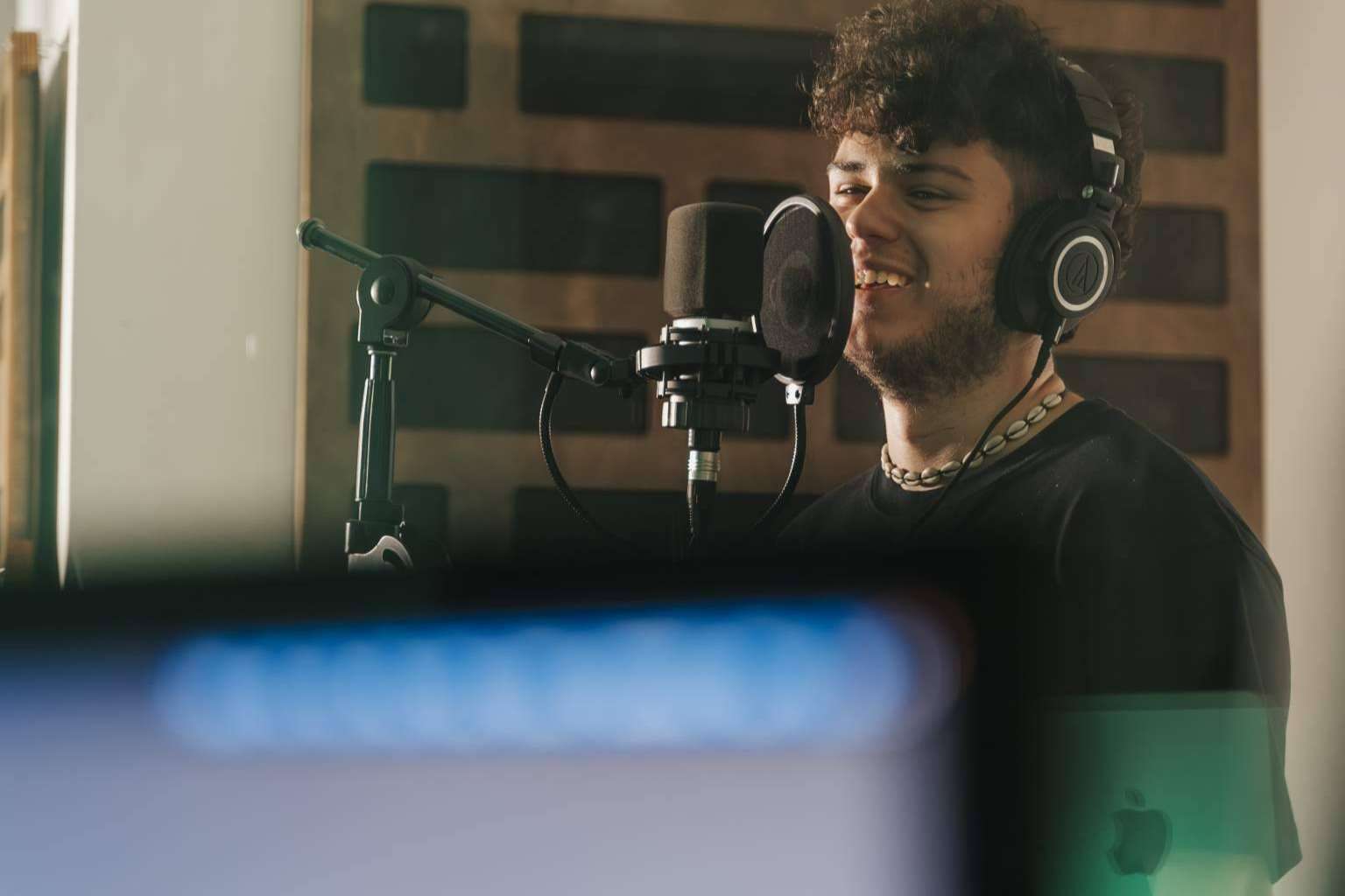 ¿Cómo la producción musical puede ayudar a músicos y cantantes?, por Eumes