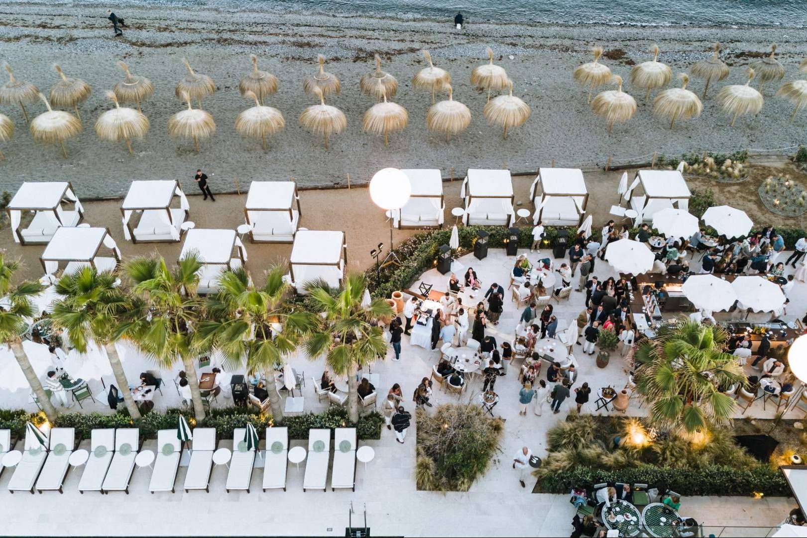 El último brindis del año frente al mar en el Beach Club y restaurante, Barbillón Marbella
