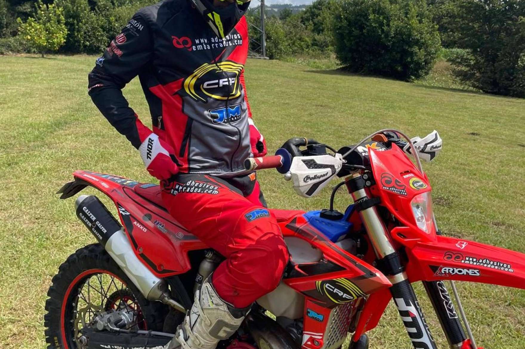 ADHESIVOSEMBARRADOS impulsa la personalización en motocross con equipaciones únicas