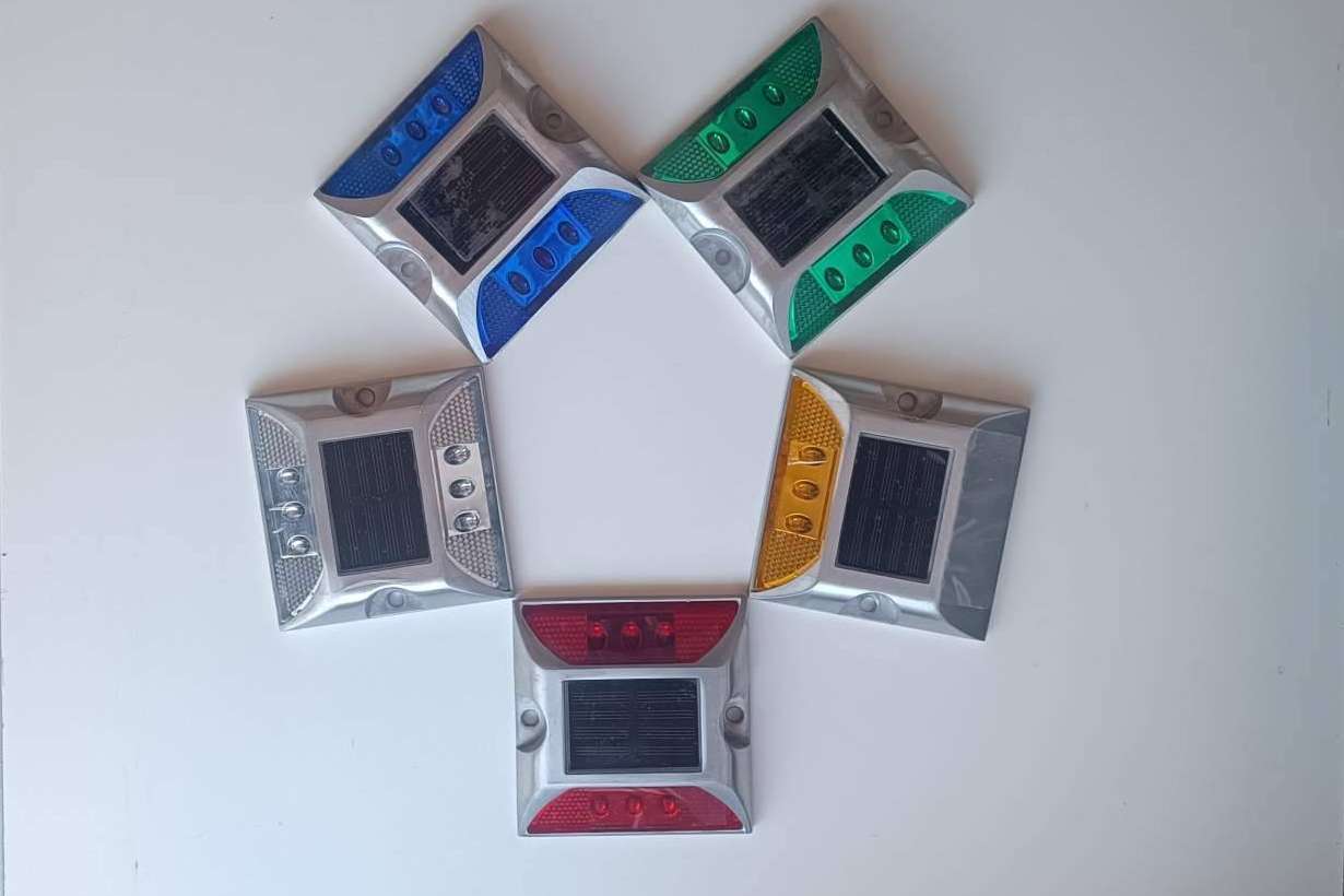 Abadecom refuerza la seguridad vial con captafaros solares LED de alta calidad