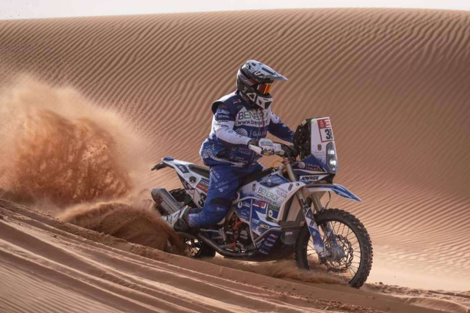 Soluciones únicas en adhesivos personalizados para motos y quads con ADHESIVOSEMBARRADOS
