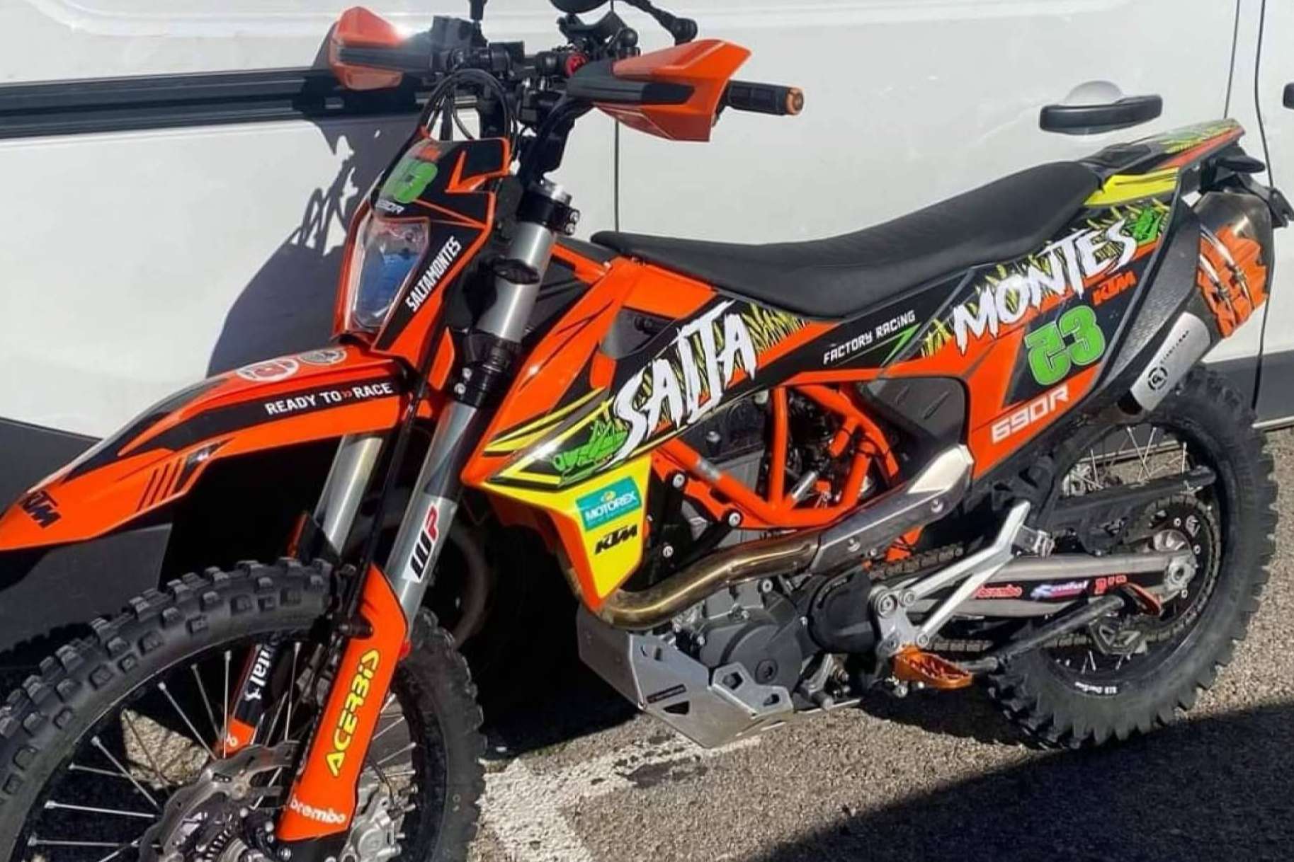 Los adhesivos y plásticos personalizados de ADHESIVOSEMBARRADOS renuevan el estilo de cualquier moto