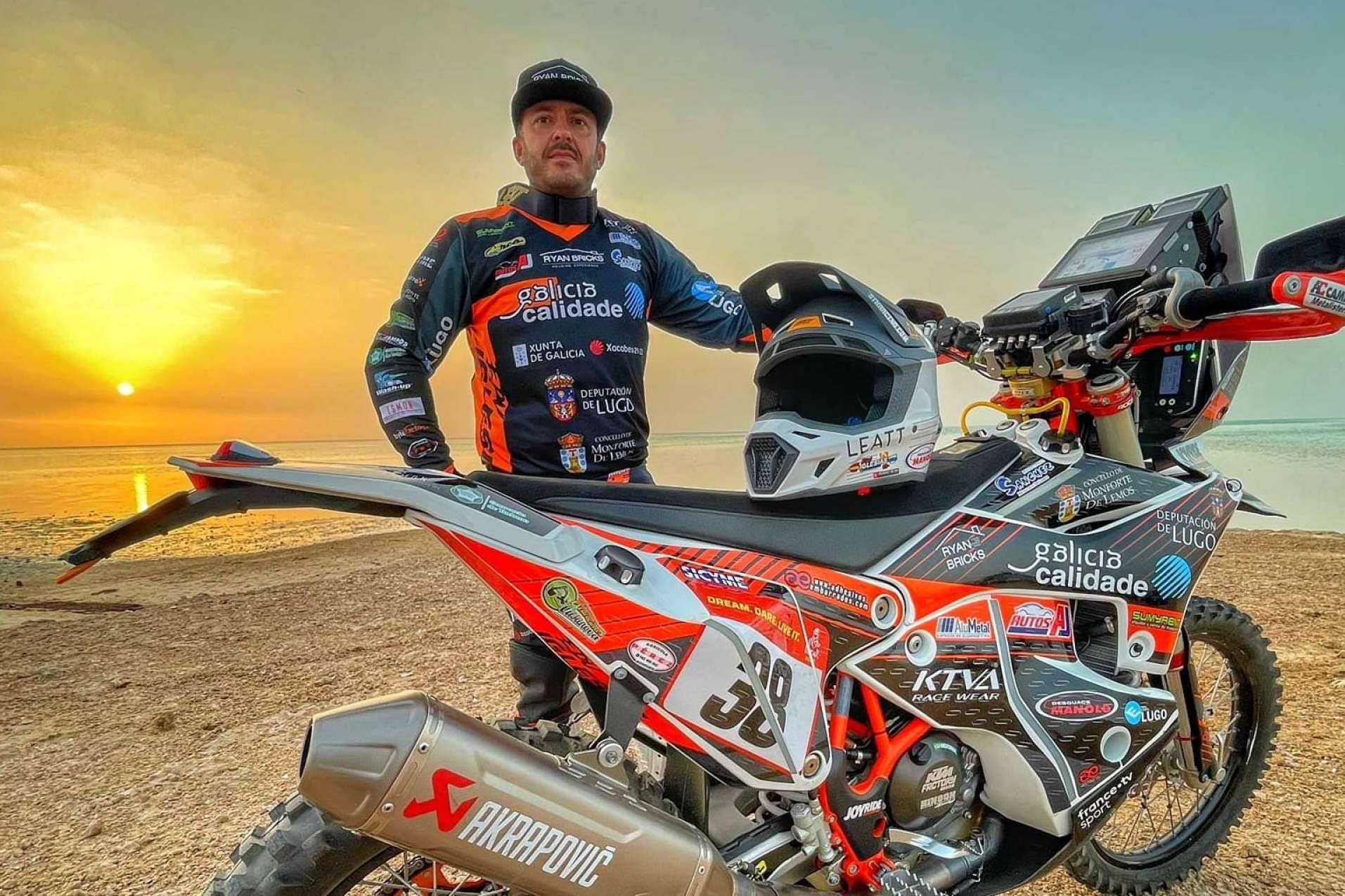 ADHESIVOSEMBARRADOS ofrece prendas únicas para motocross y enduro
