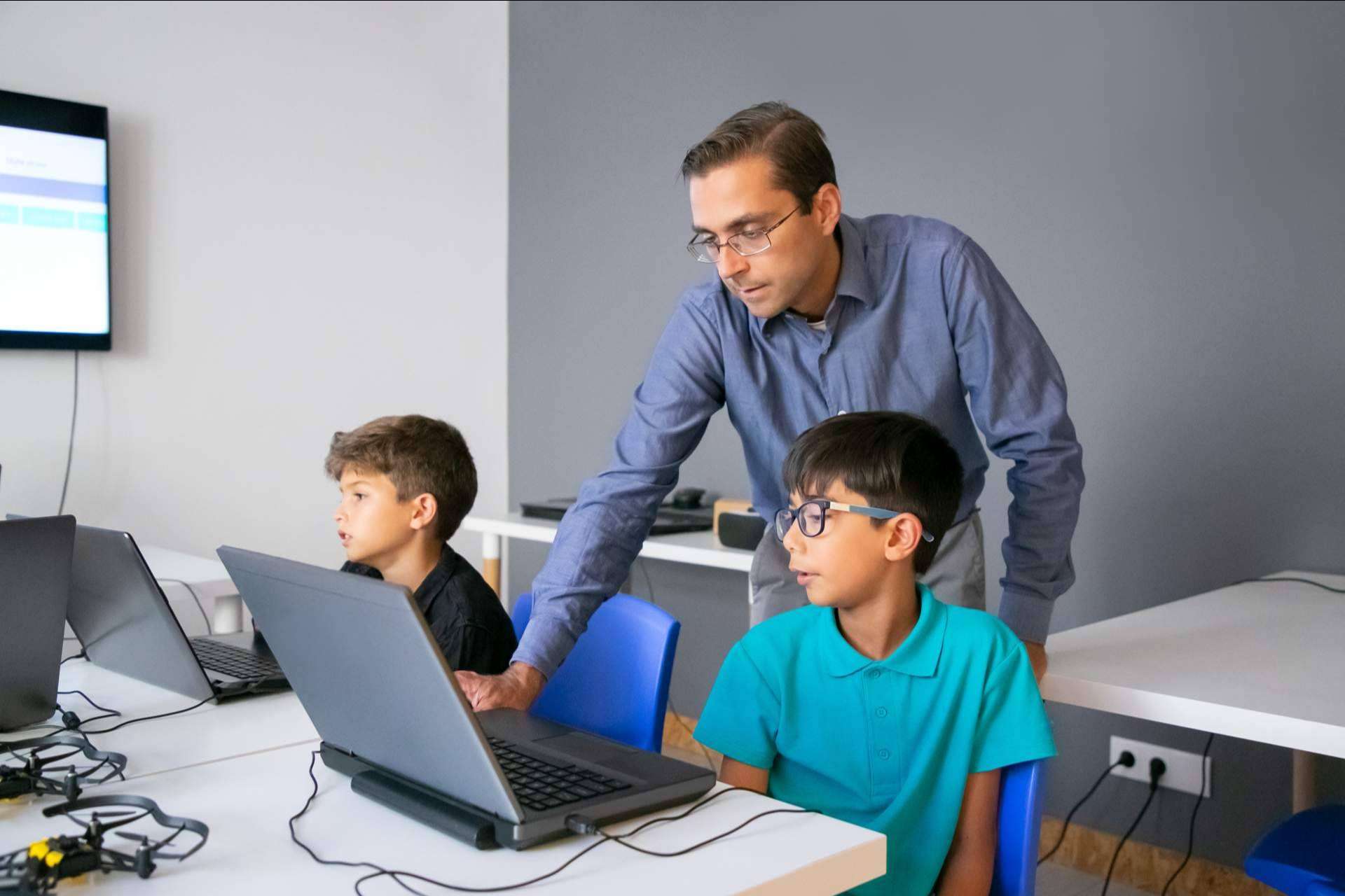 Educación y formación en inteligencia artificial, una prioridad para el profesorado y alumnado