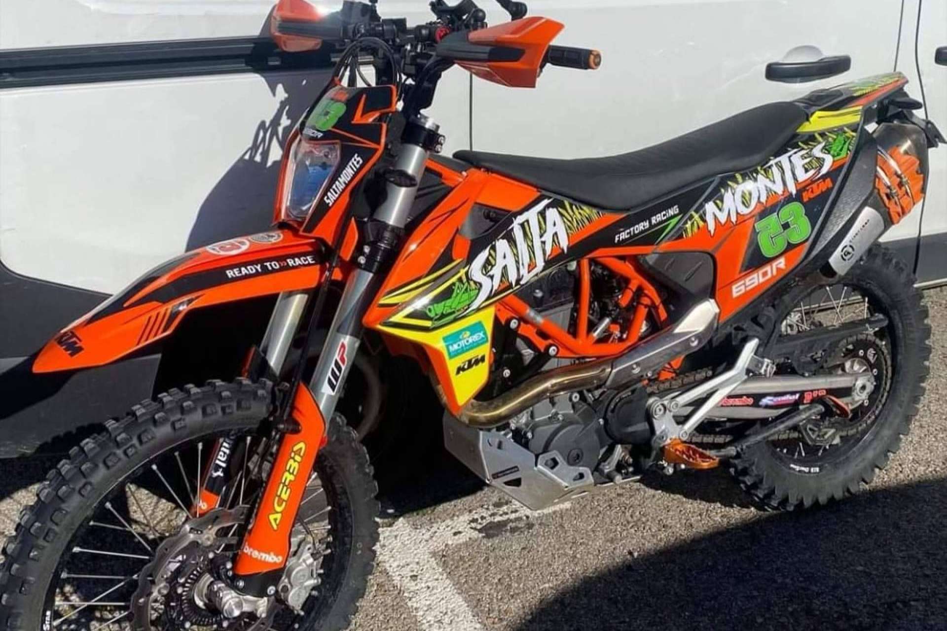 Plásticos y adhesivos de alta calidad para motos off-road, el nuevo estándar de ADHESIVOSEMBARRADOS