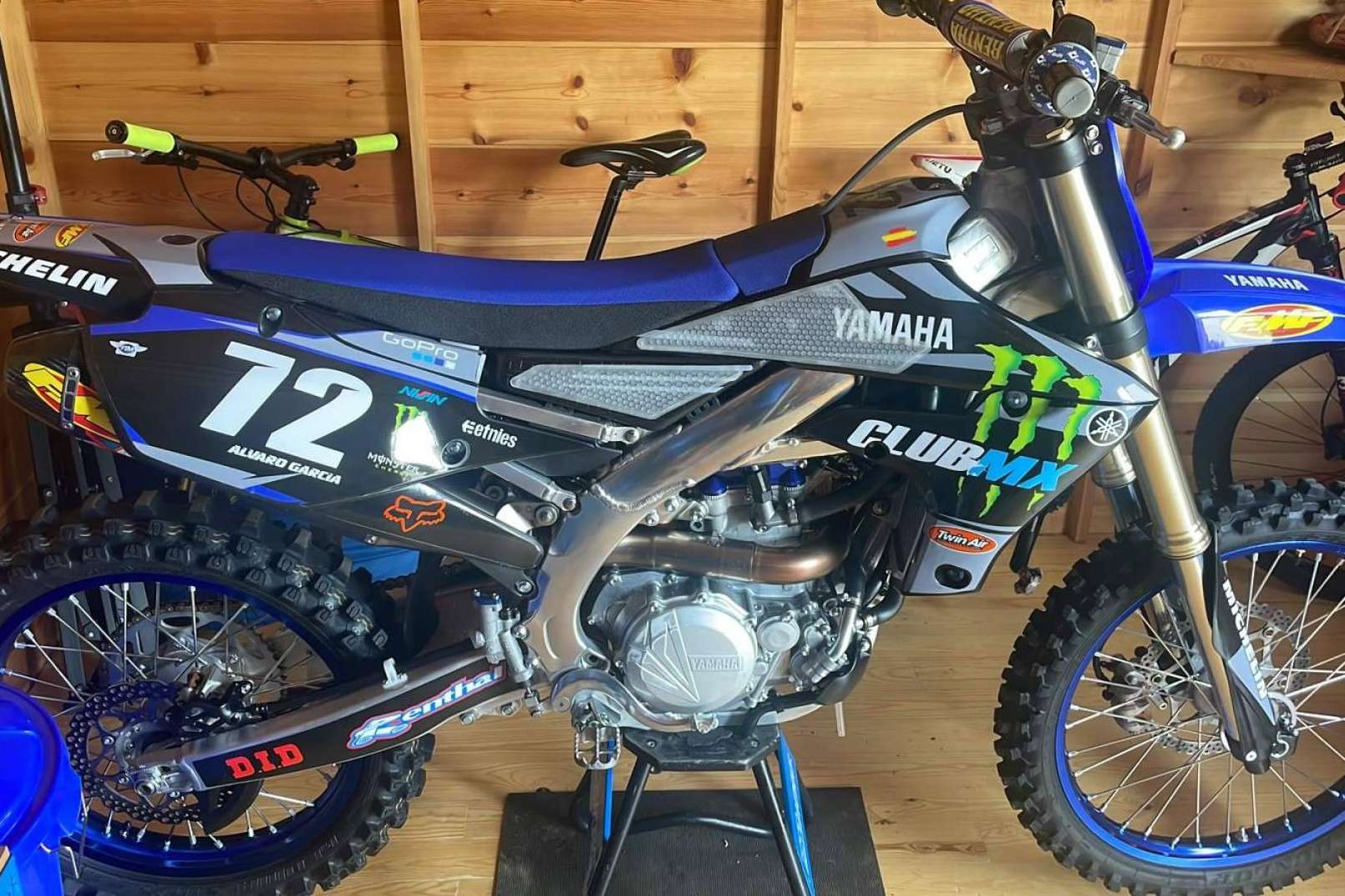 ADHESIVOSEMBARRADOS, la innovación en adhesivos personalizados para motocross que marca la diferencia