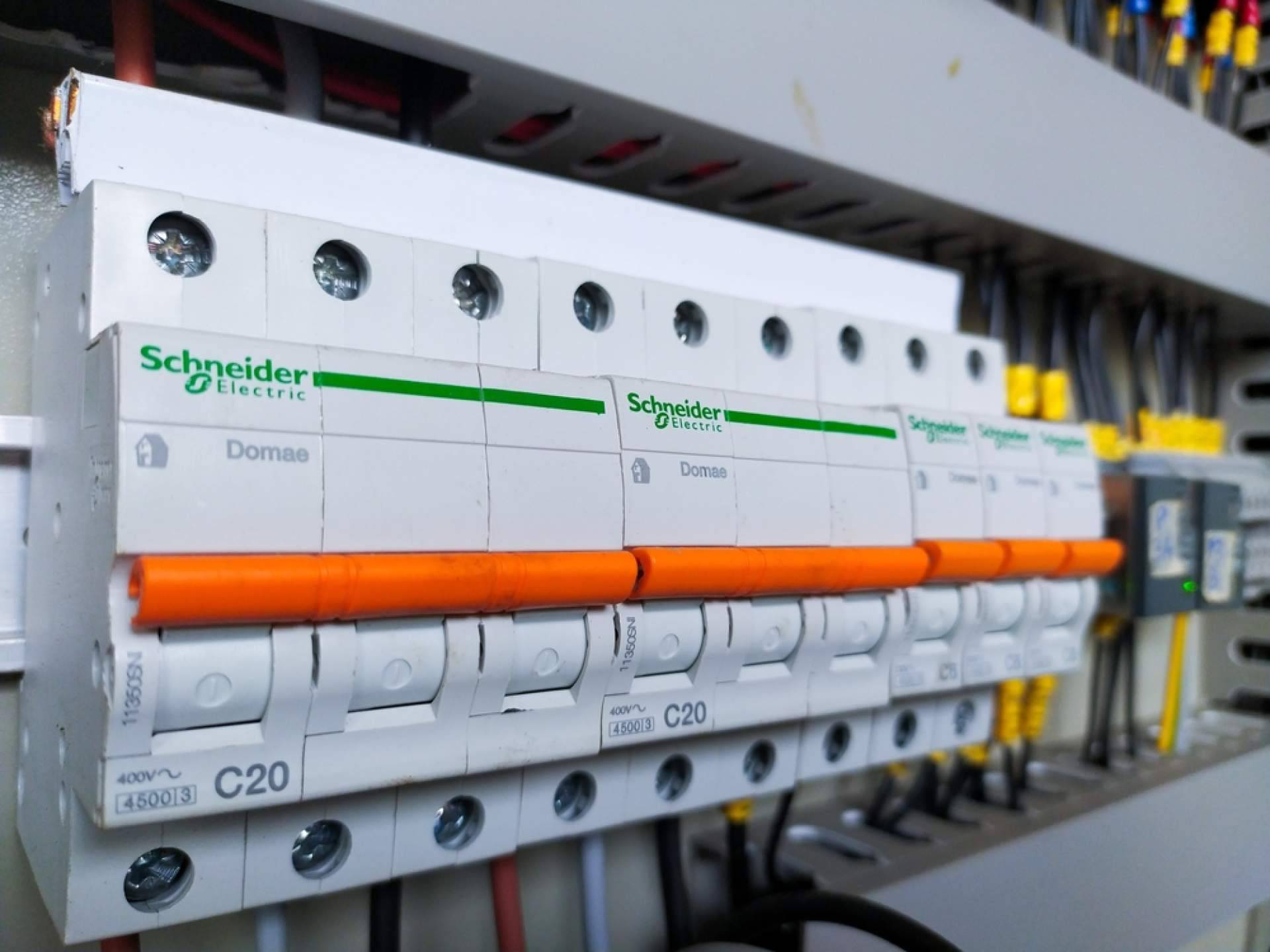 Cadenza Electric facilita la compra de material eléctrico Schneider Electric con precios competitivos