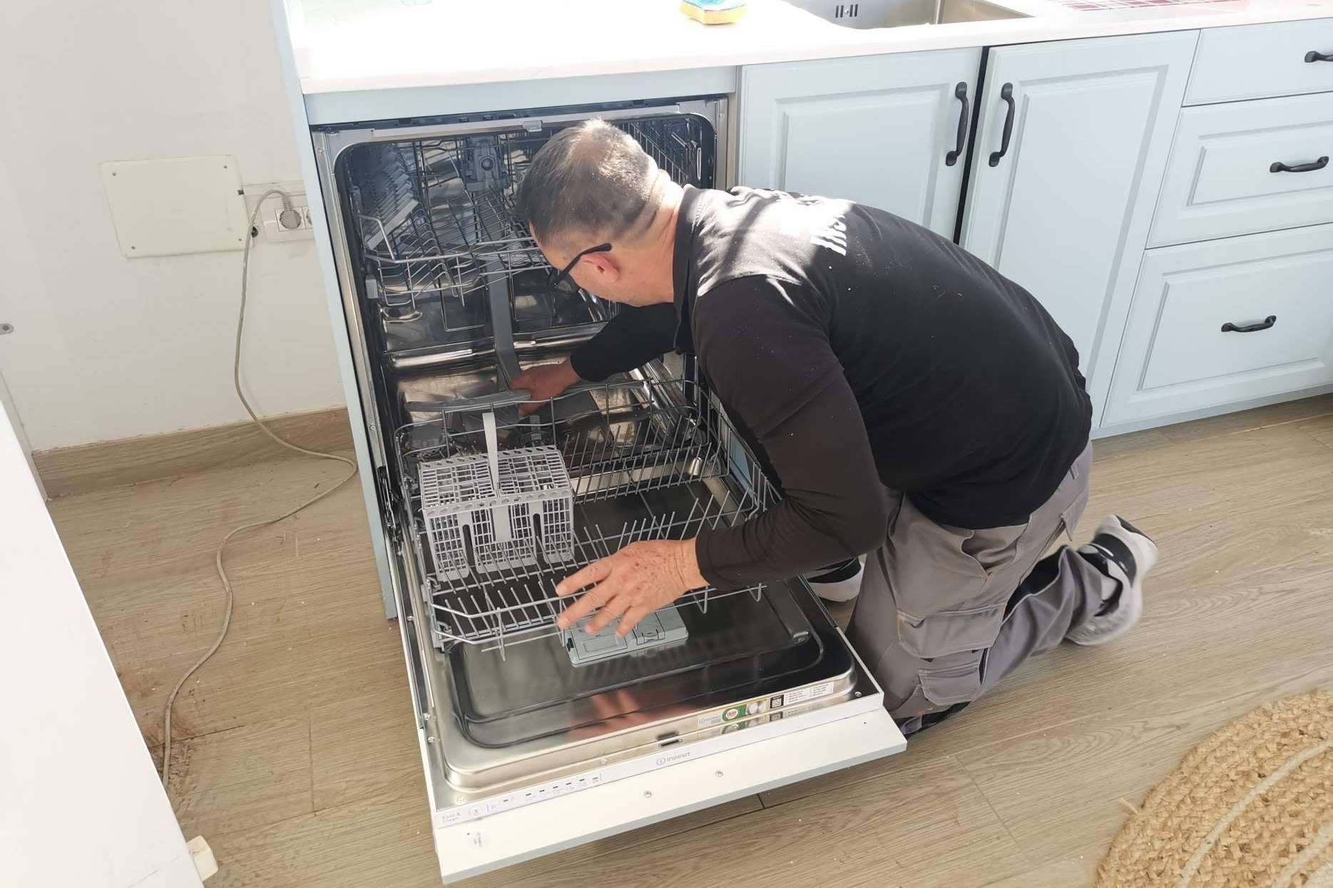 Reparación de electrodomésticos a domicilio; Arreglo a Domicilio refuerza su servicio técnico de neveras, lavadoras y calentadores
