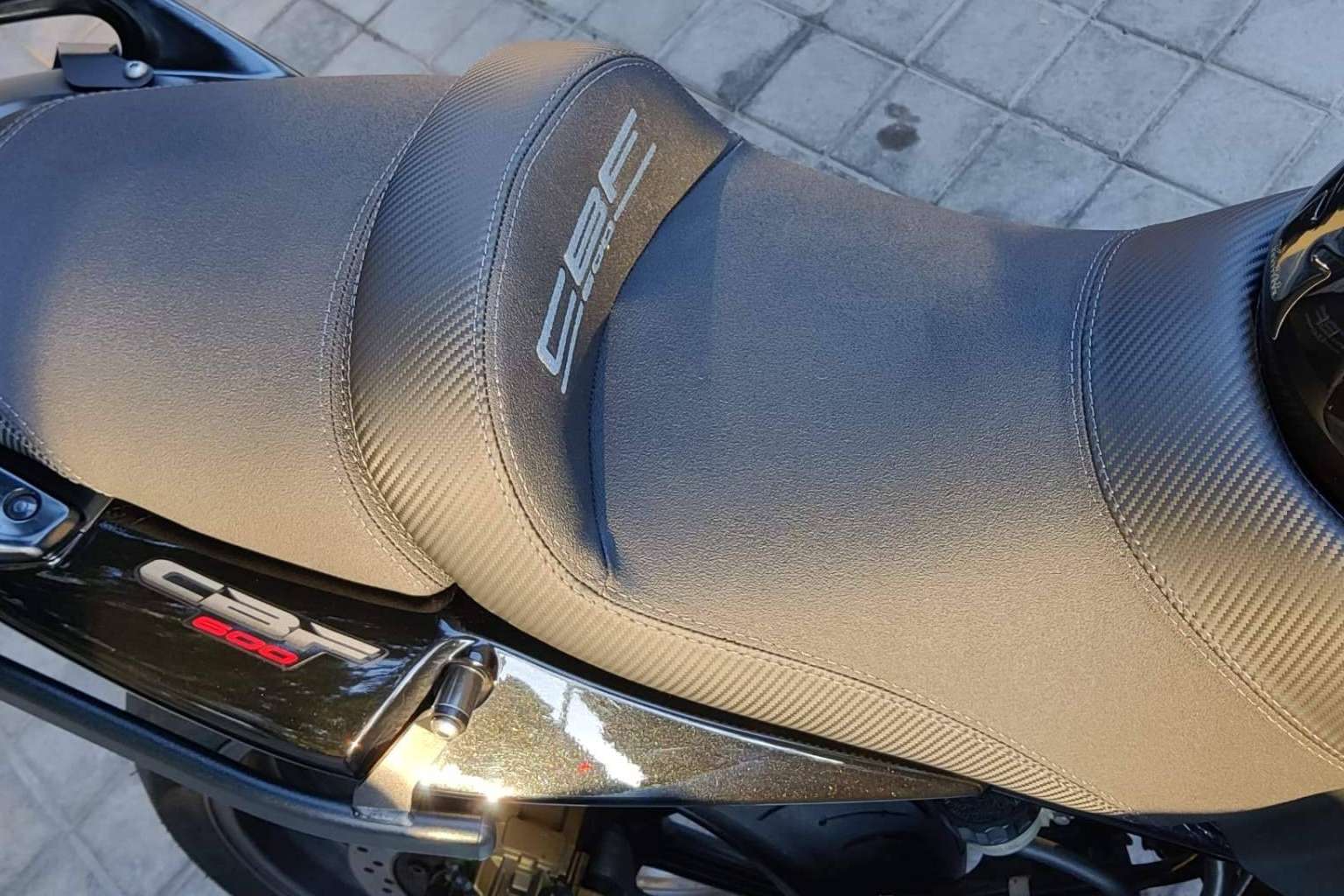 JM-FUNDAS diseña asientos de moto personalizados con materiales de alta calidad