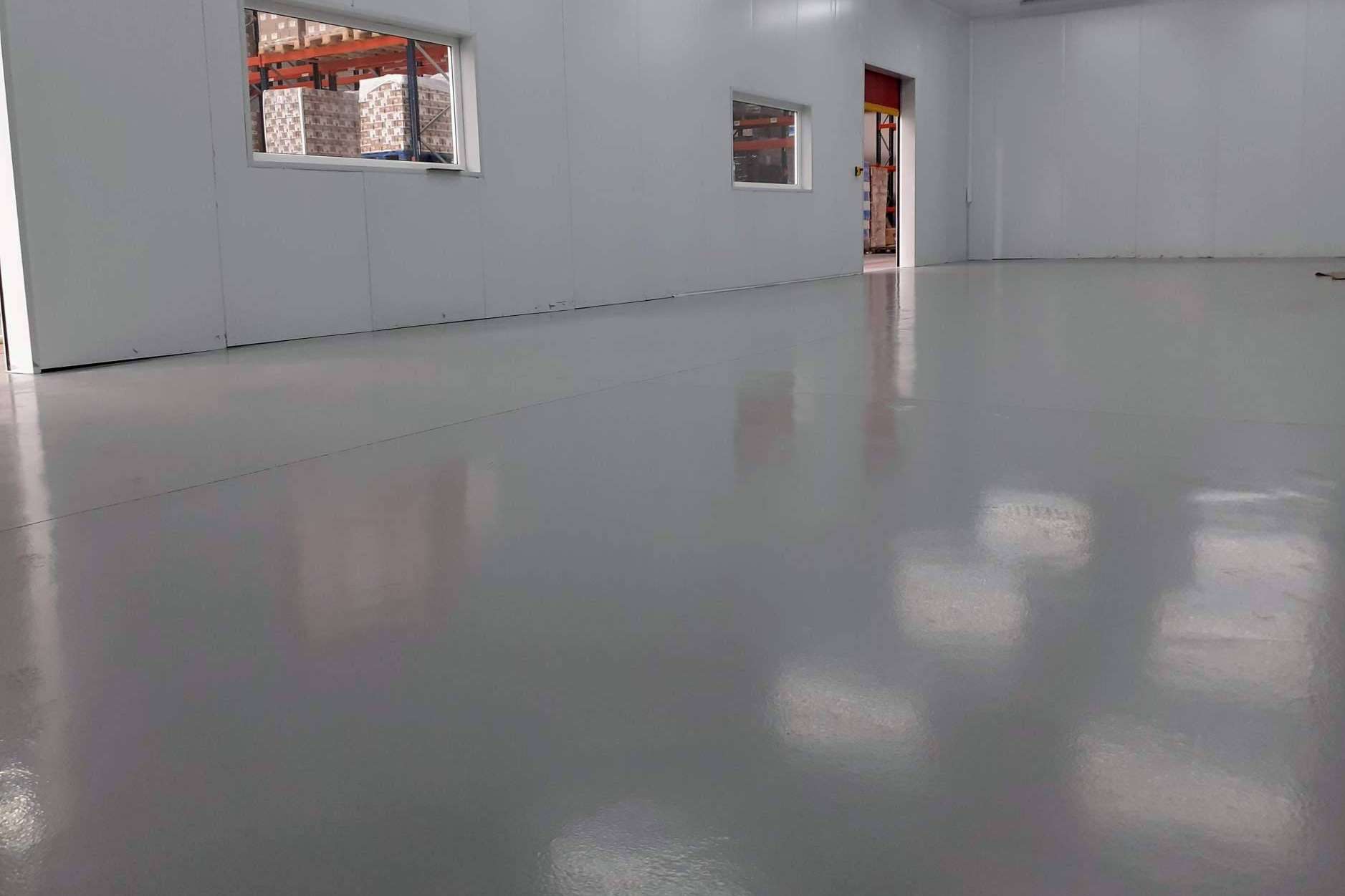 Serviarnau impulsa pavimentos resistentes y revestimientos duraderos en espacios industriales complejos