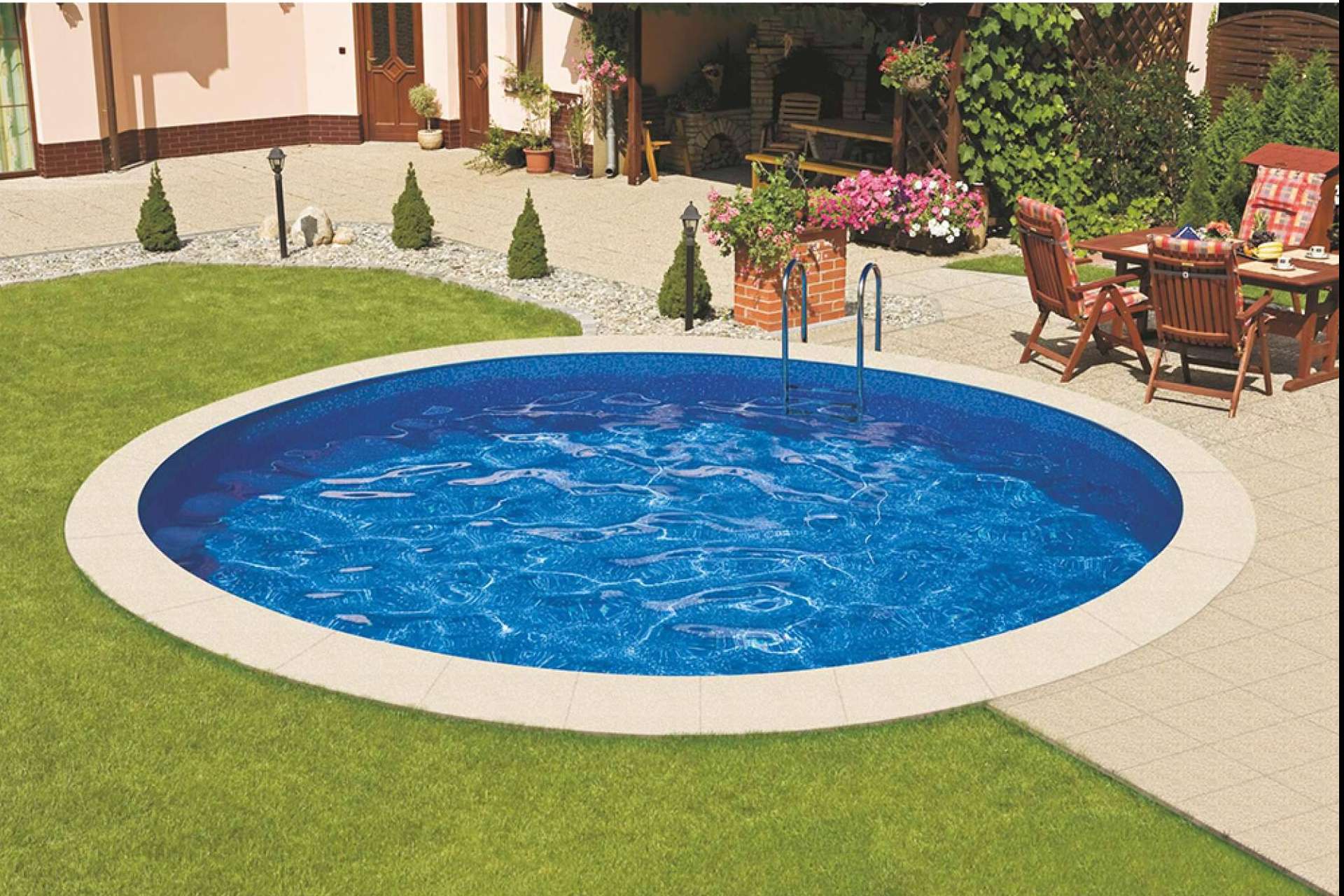 Las piscinas Ibiza redondas y ovaladas transforman el jardín en el destino estrella del verano