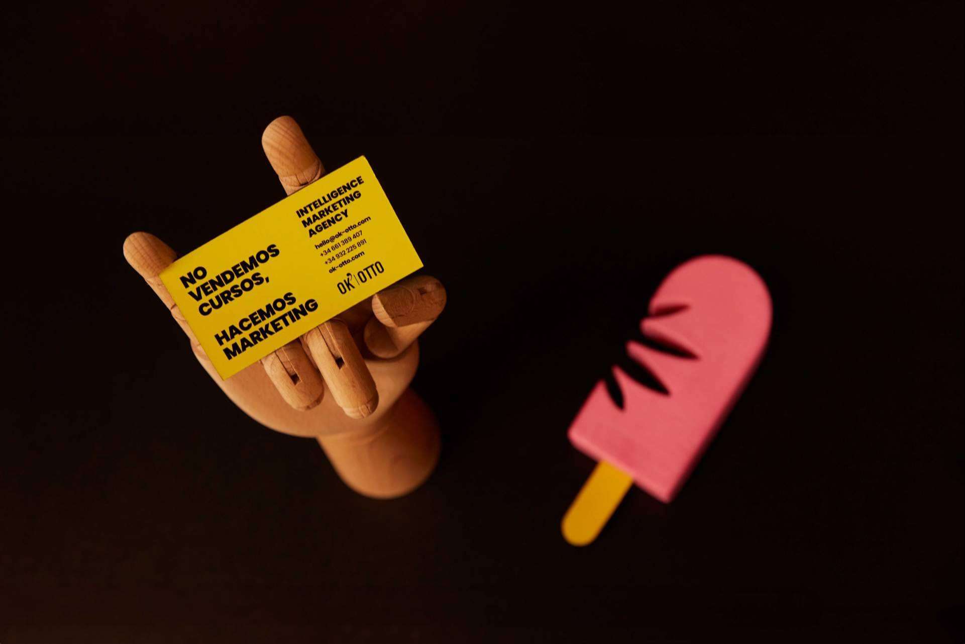 Ok Otto lanza la primera agencia de IA y marketing a pie de calle en Barcelona