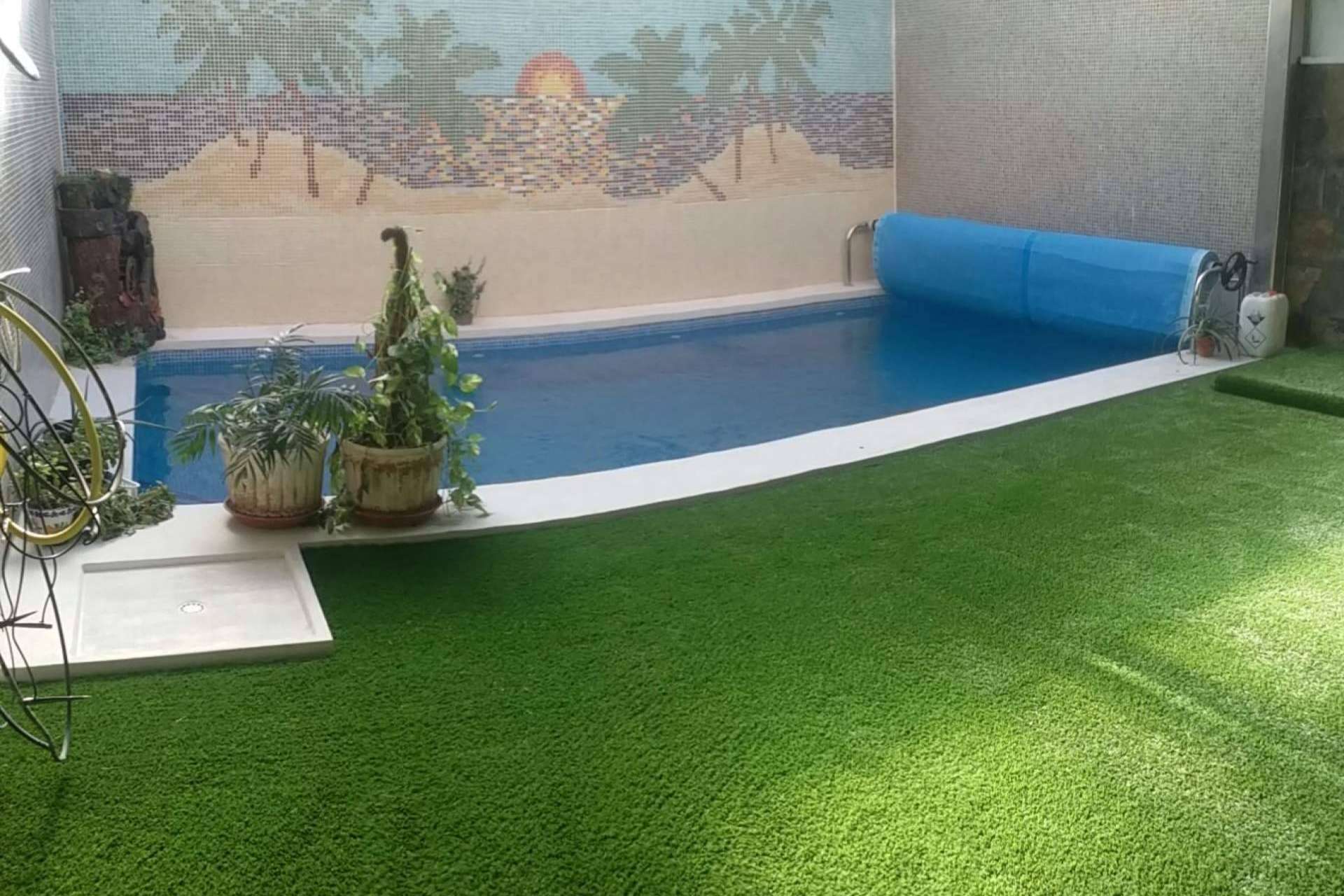 El césped artificial para piscina de Albergrass transforma el jardín en un espacio de descanso sin complicaciones