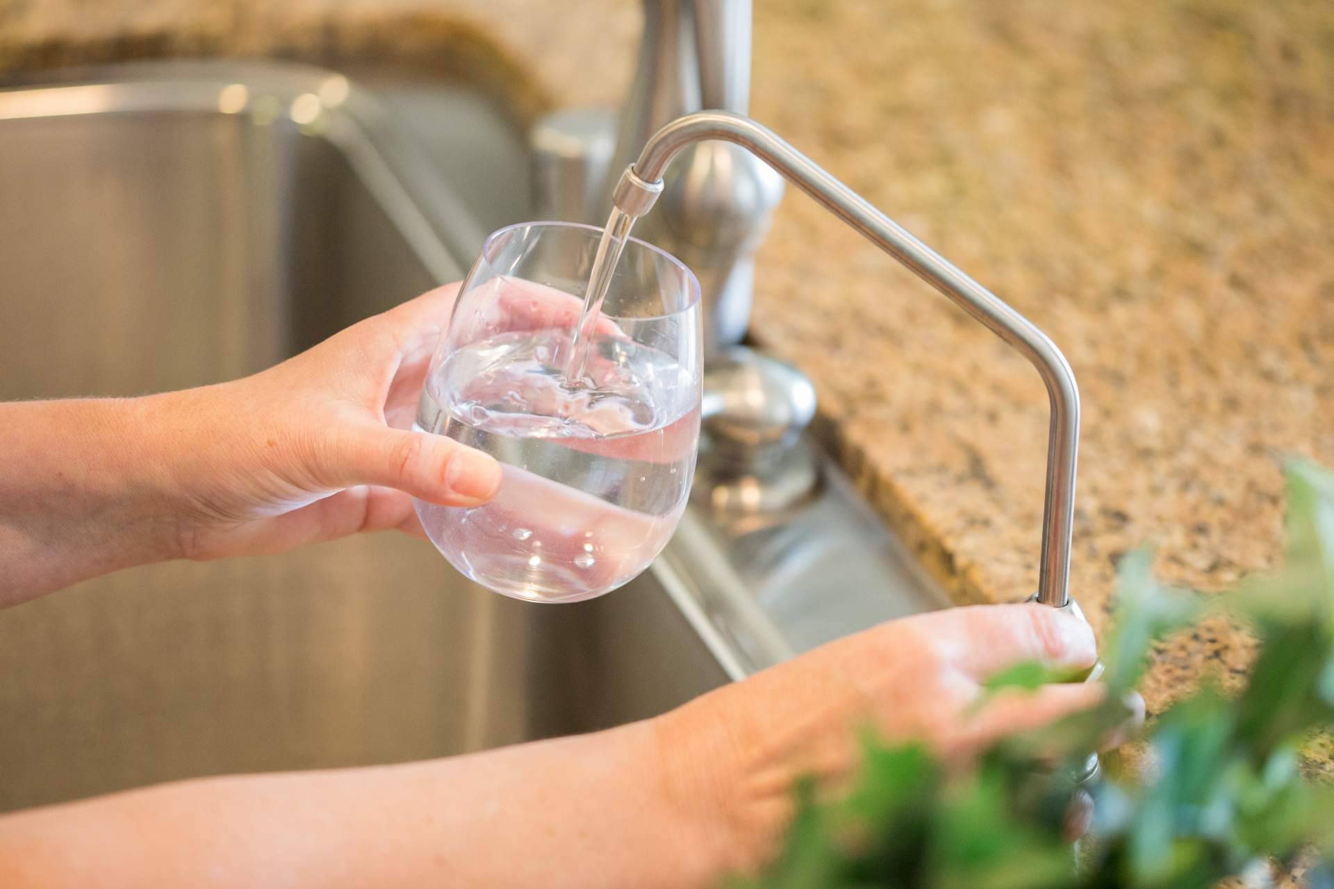 Soluciones de ósmosis doméstica asequibles y sin complicaciones con Revolution AQUA