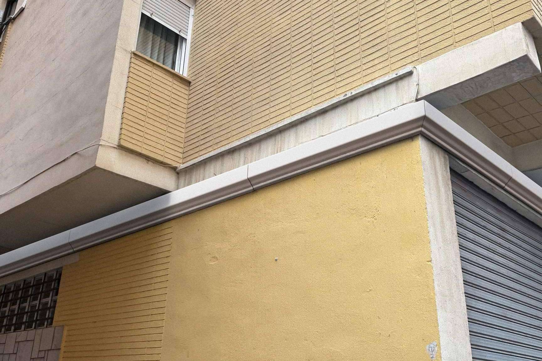 Tapacables ofrece soluciones en canaletas para exteriores ante el aumento de cables en fachadas urbanas