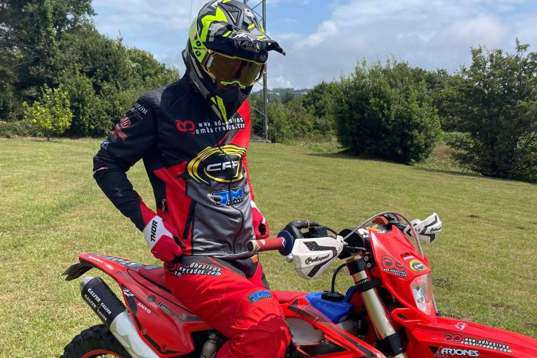 La identidad visual del piloto se refuerza con la ropa personalizada offroad de ADHESIVOSEMBARRADOS