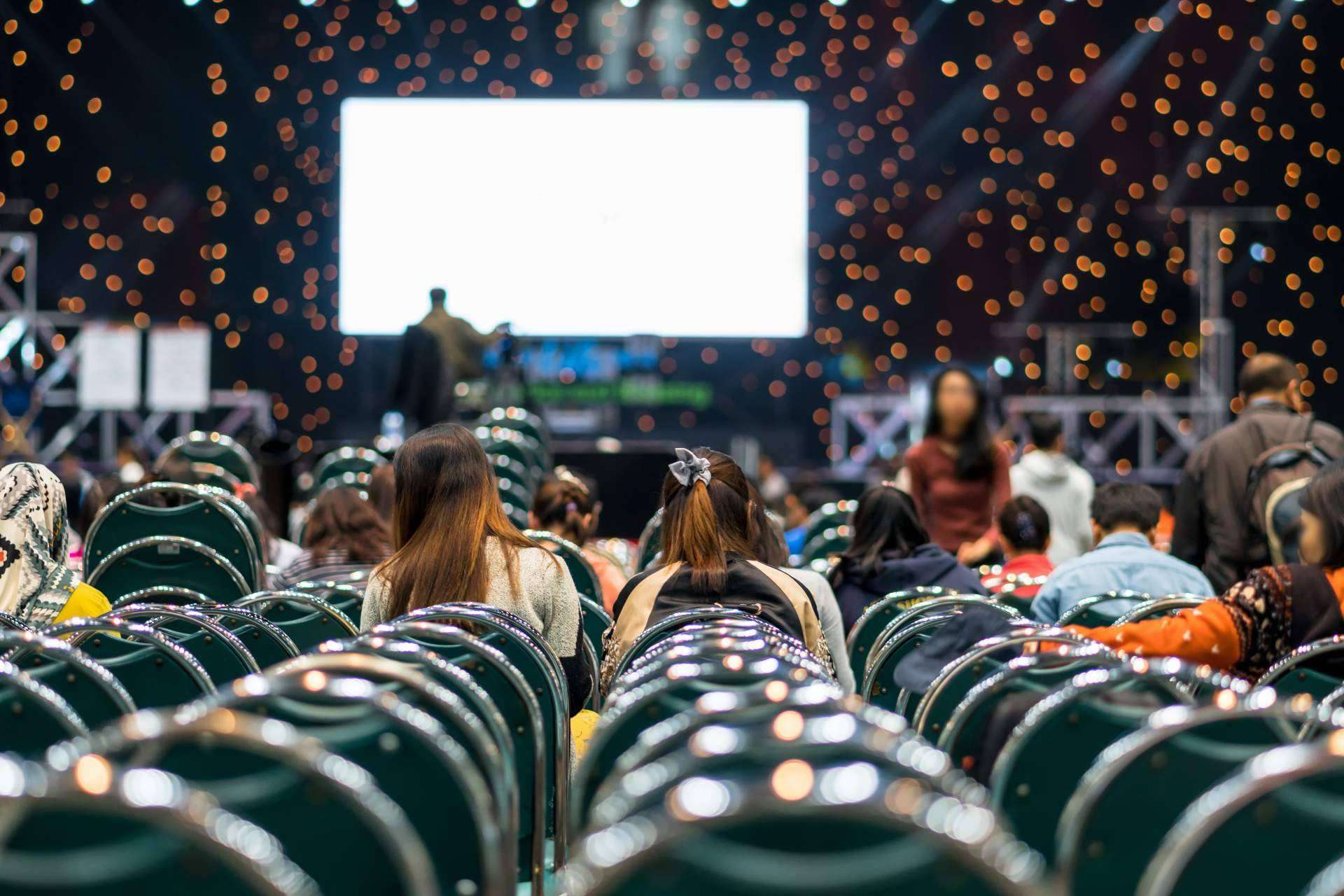 La agencia AB Grupo destaca por su experiencia y compromiso en la provisión de azafatas para eventos profesionales