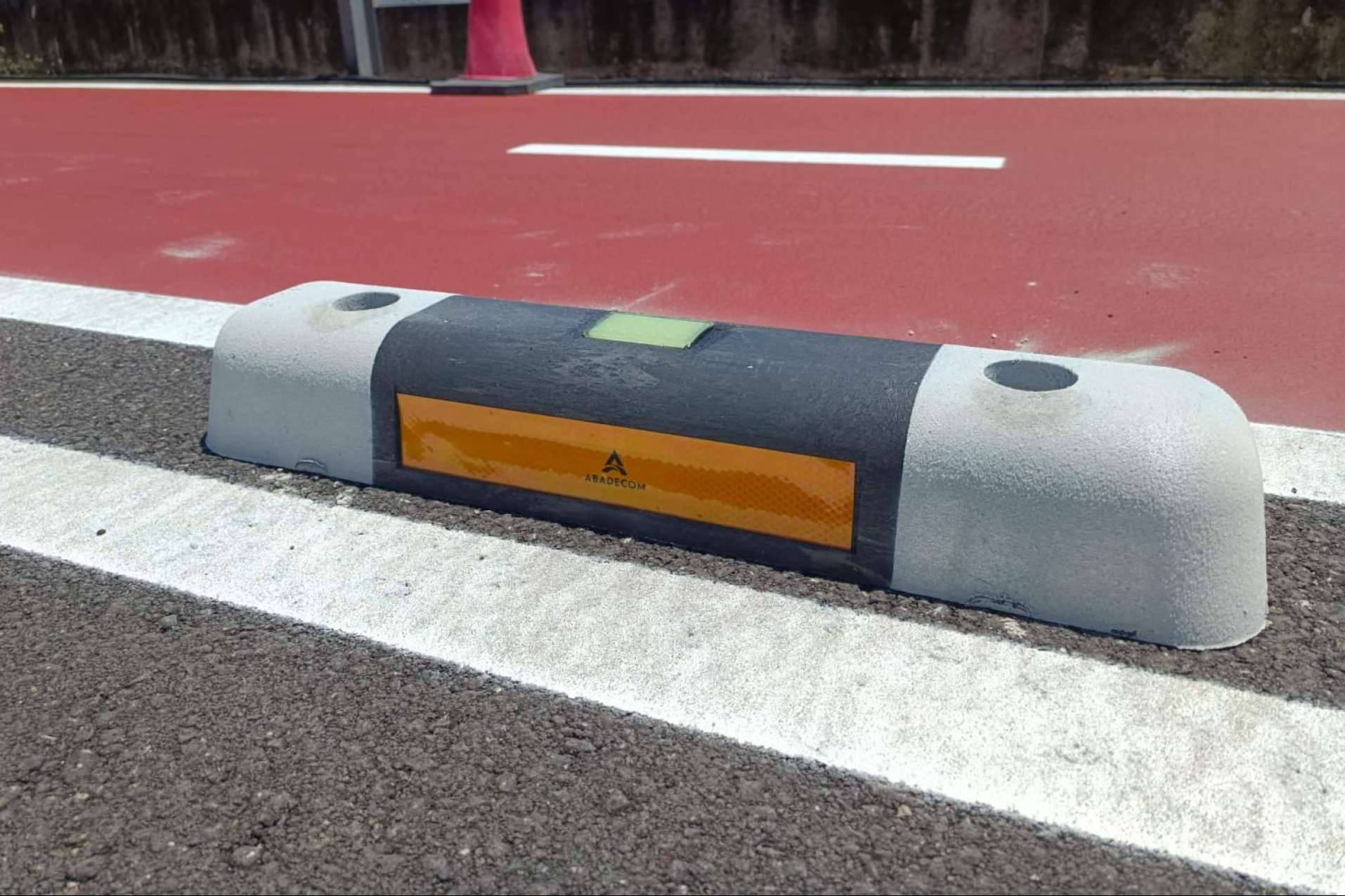 Abadecom amplía la red ciclista con 2 km más de separadores fotoluminiscentes fabricados con plástico reciclado