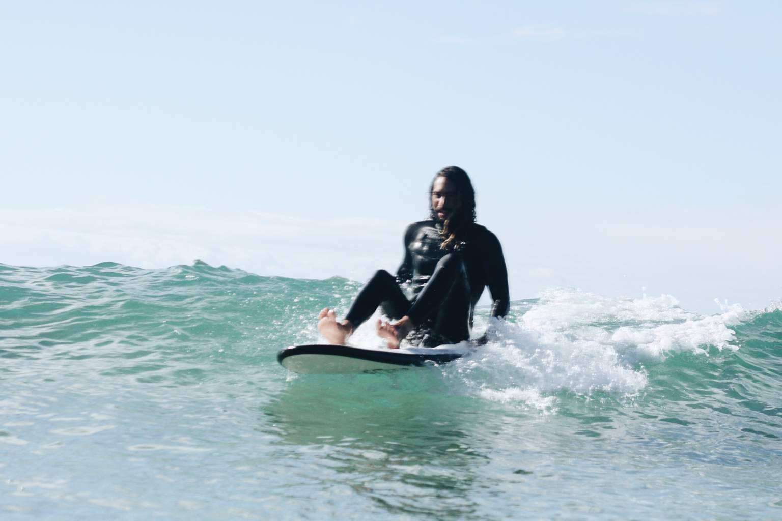 Surf principiante, recomendaciones esenciales para empezar a surfear este verano