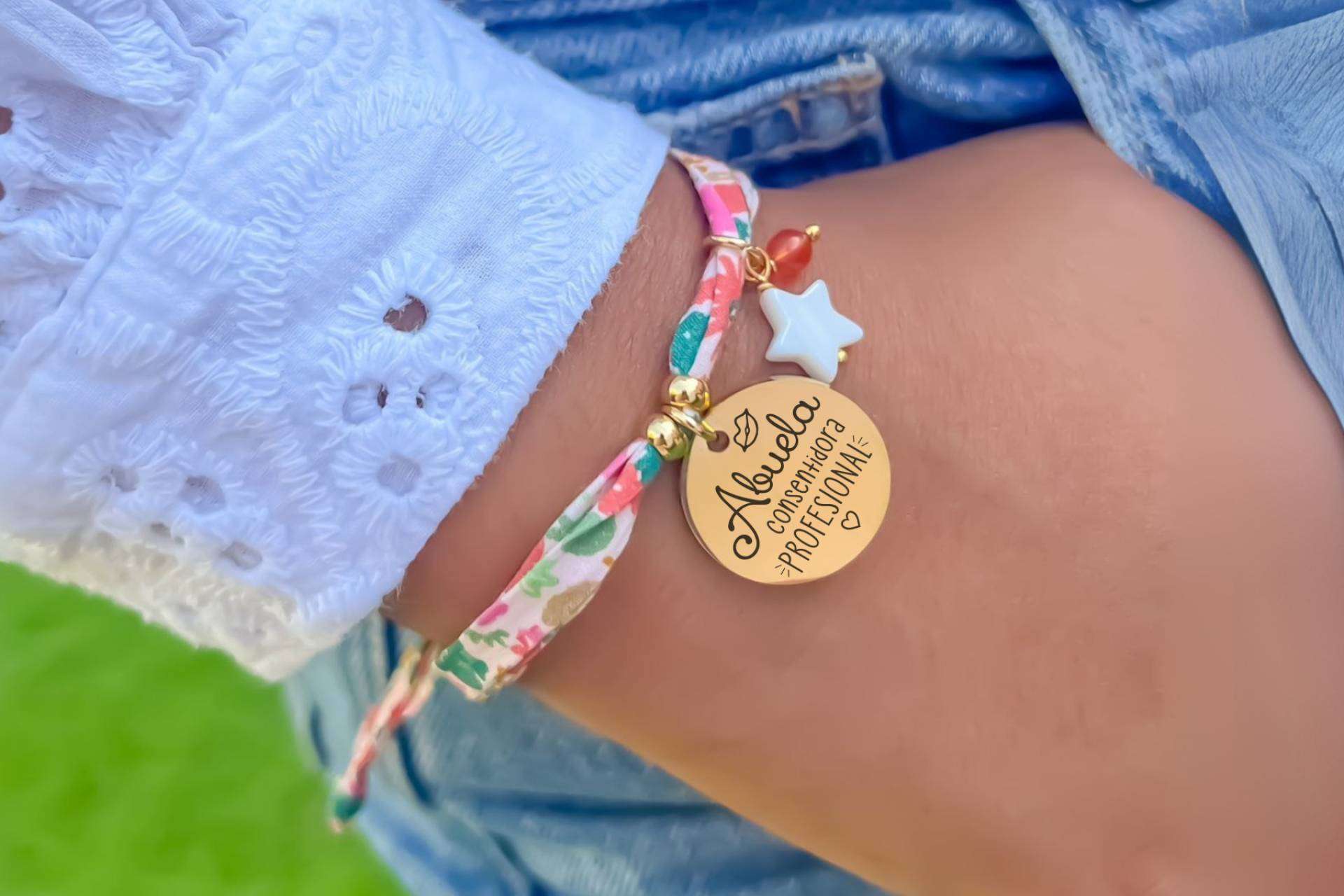 El verano se llena de color con las pulseras Liberty y el colgante virgen niña de Happy Pulseras
