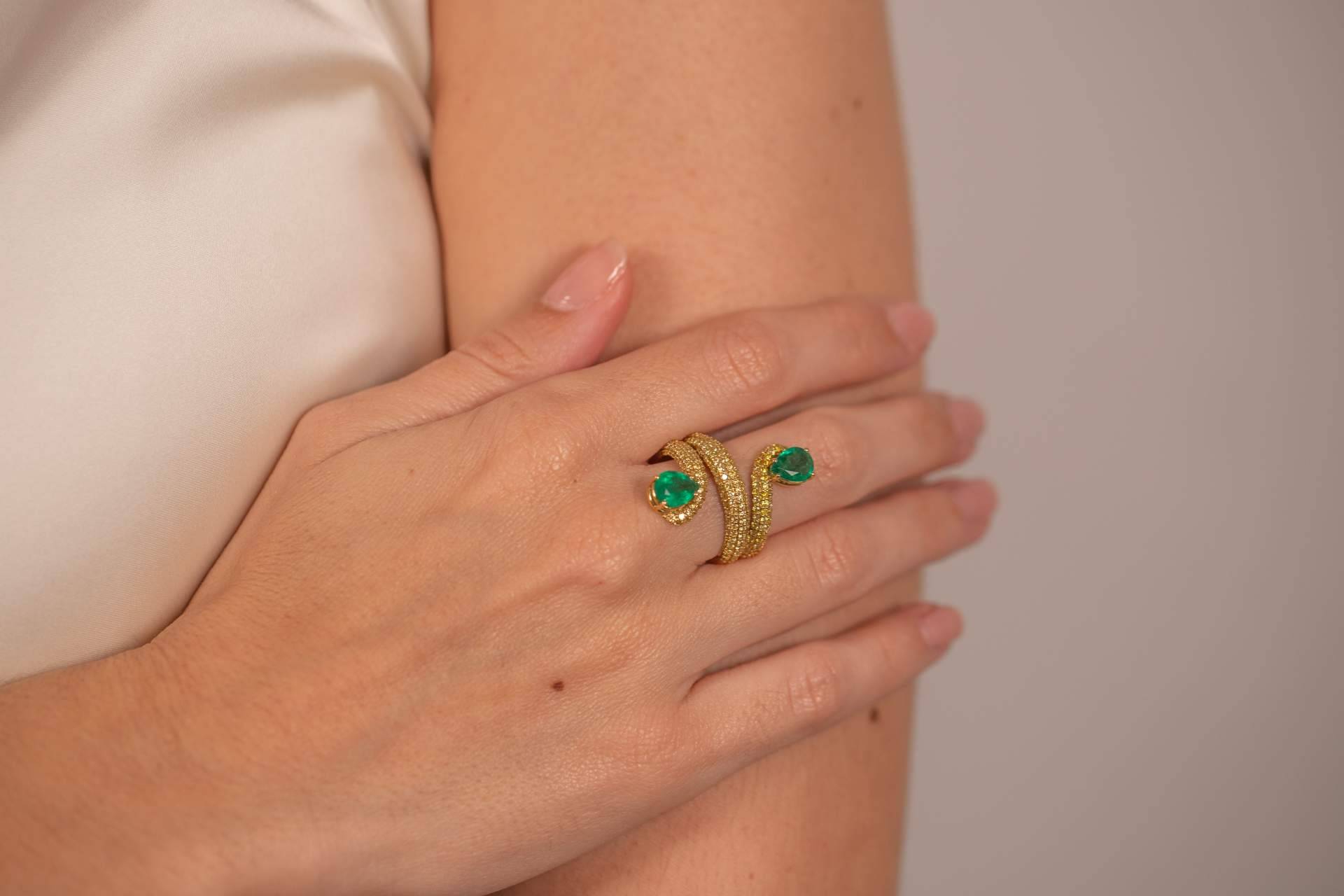 Verde intenso y azul profundo; anillo con esmeralda y anillos con zafiros