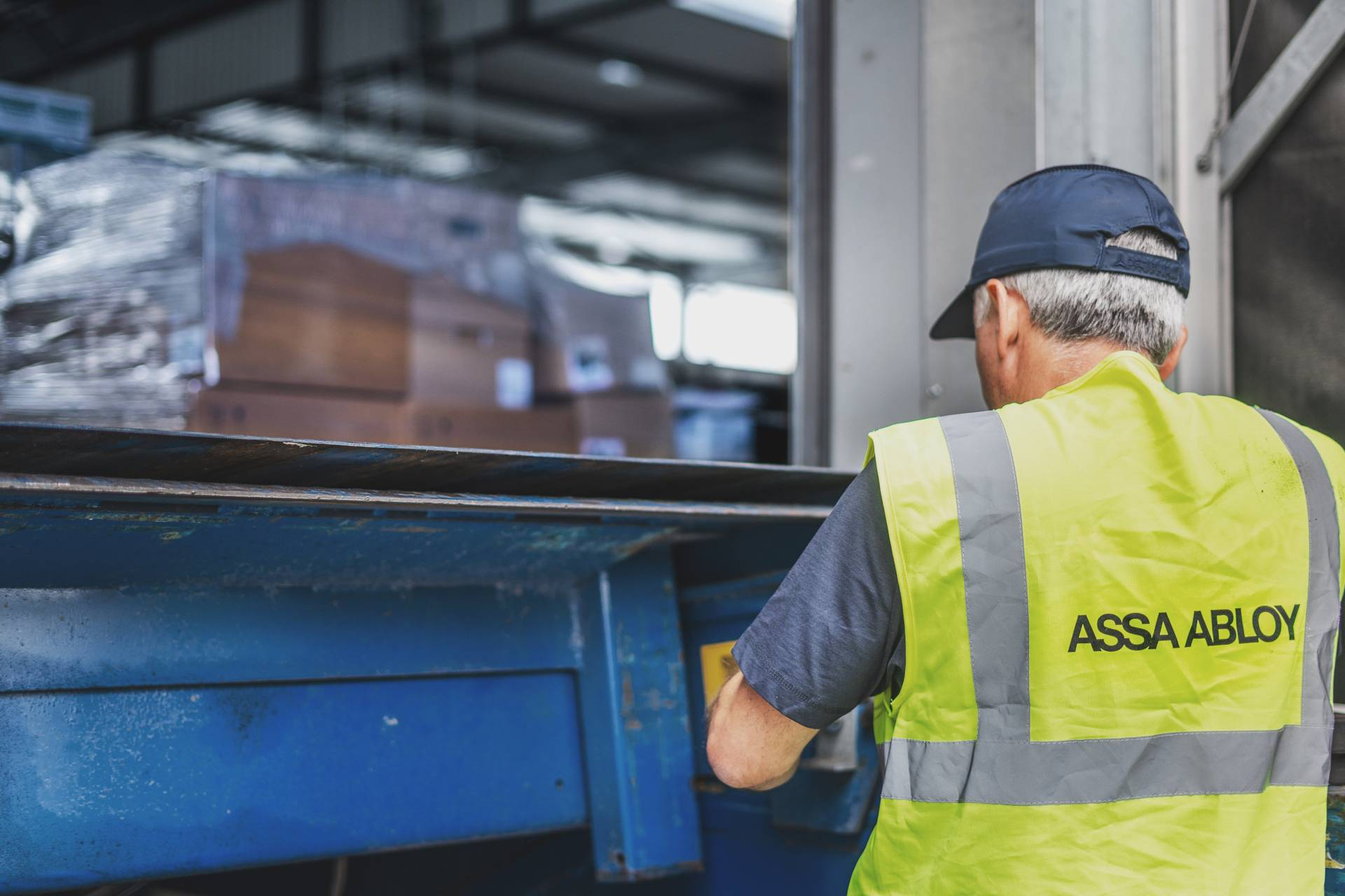 ASSA ABLOY, expertos en mantenimiento de puertas industriales y muelles de carga
