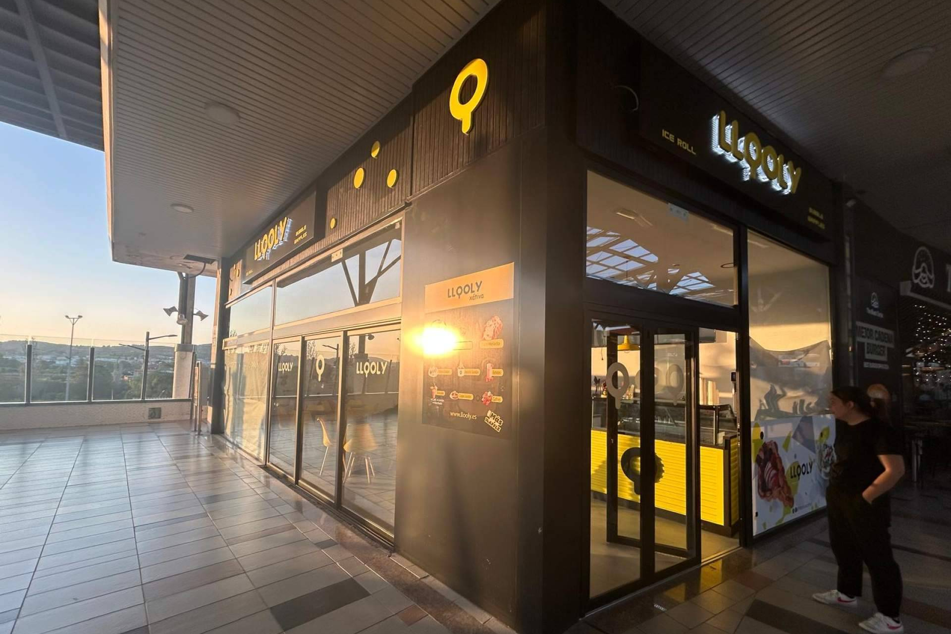 Nueva apertura de LLOOLY frente a Joaquín Sorolla con bubble waffles, ice rolls y carta de bakery