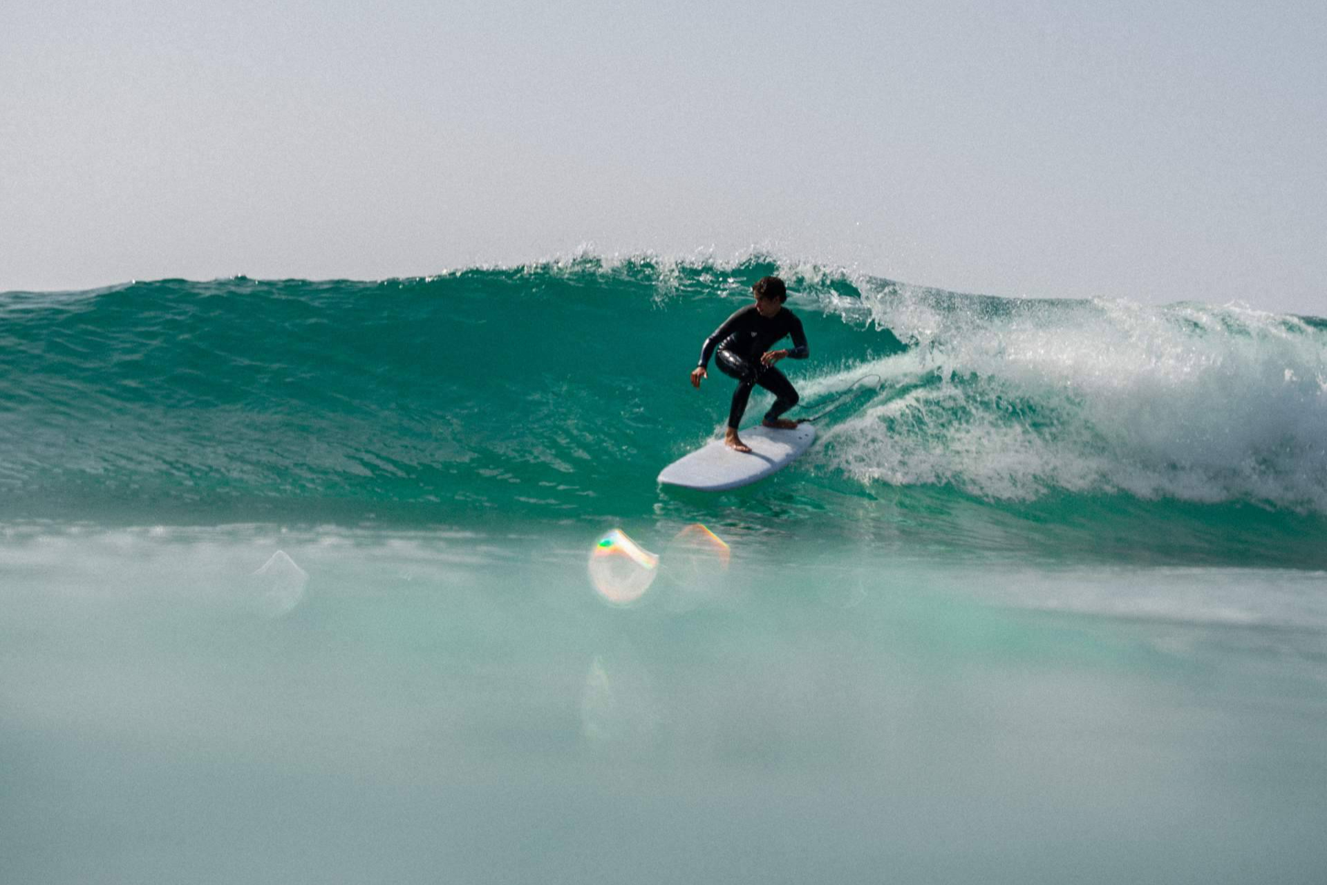 Cómo aprender a surfear este verano; consejos clave y elección de la tabla ideal para principiantes