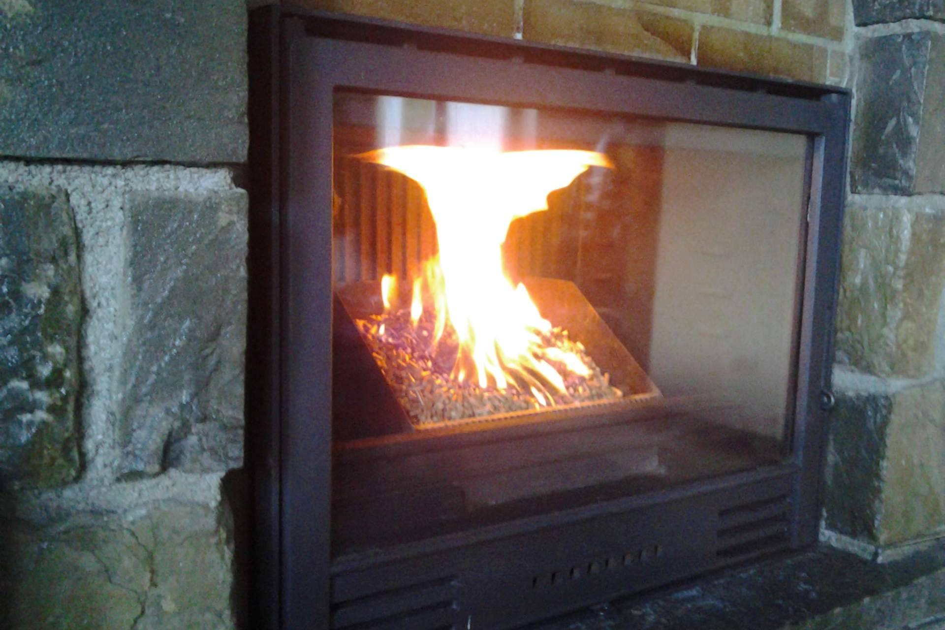 Pellets en chimeneas y estufas de leña; confort térmico con menos esfuerzo