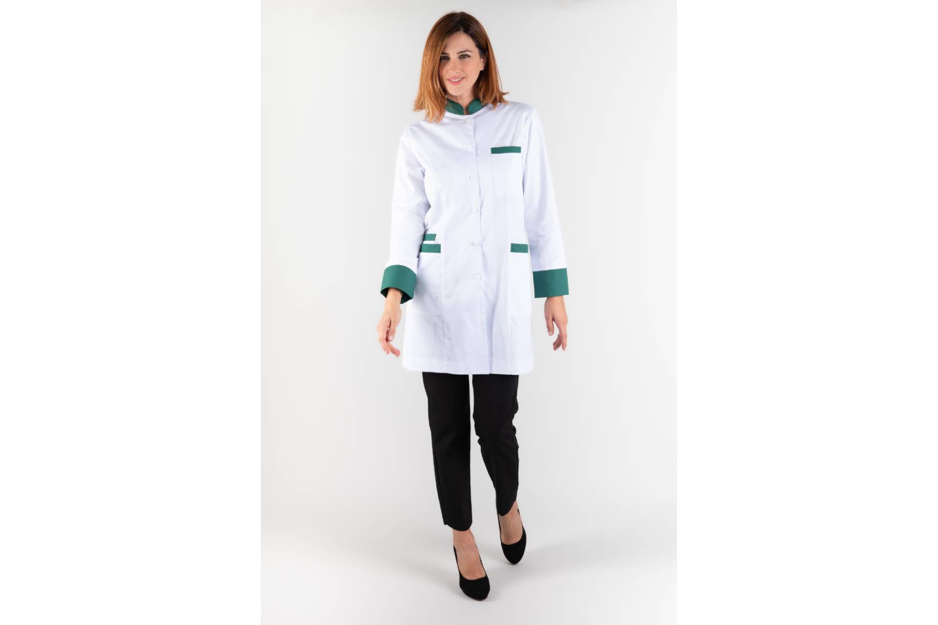 Bata de laboratorio mujer con ajuste premium; diseño pensado para jornadas largas en Farmacia y Óptica