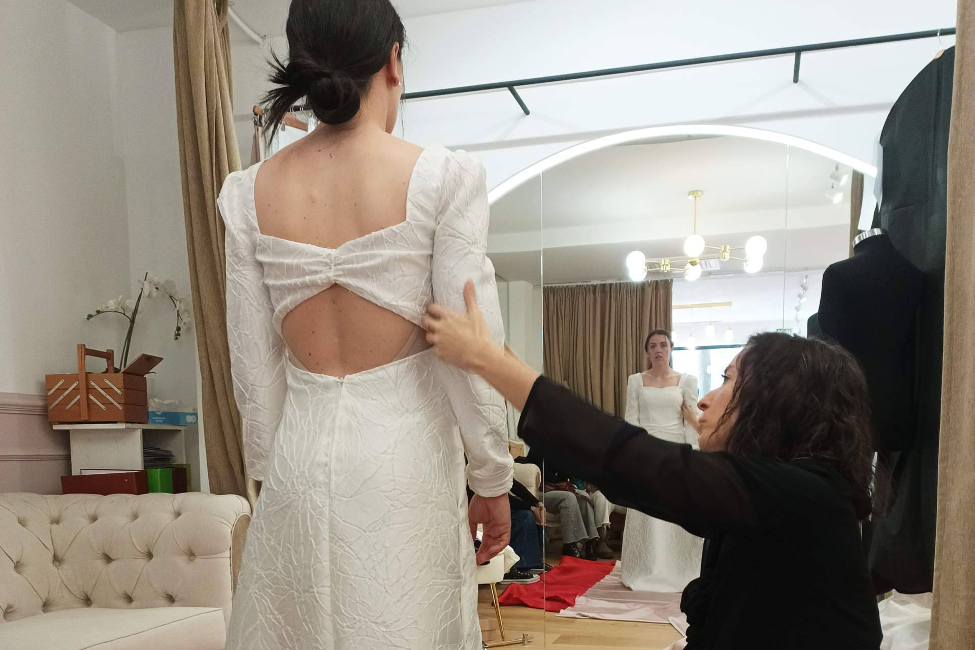 Vestidos de novia a medida; lo que sucede en una prueba en el atelier