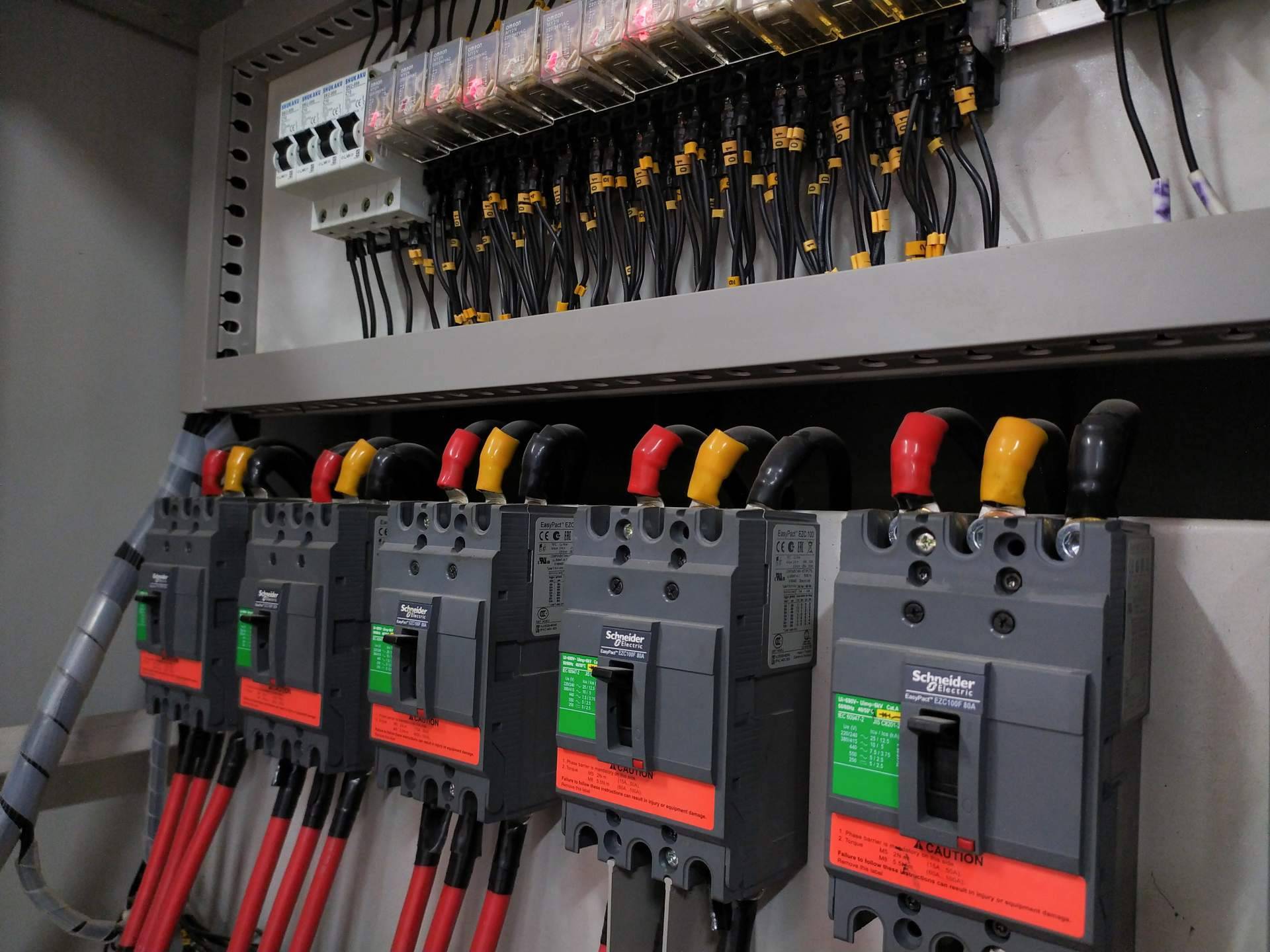 Amplio stock material eléctrico Schneider disponible en Cadenza Electric para empresas de todos los sectores
