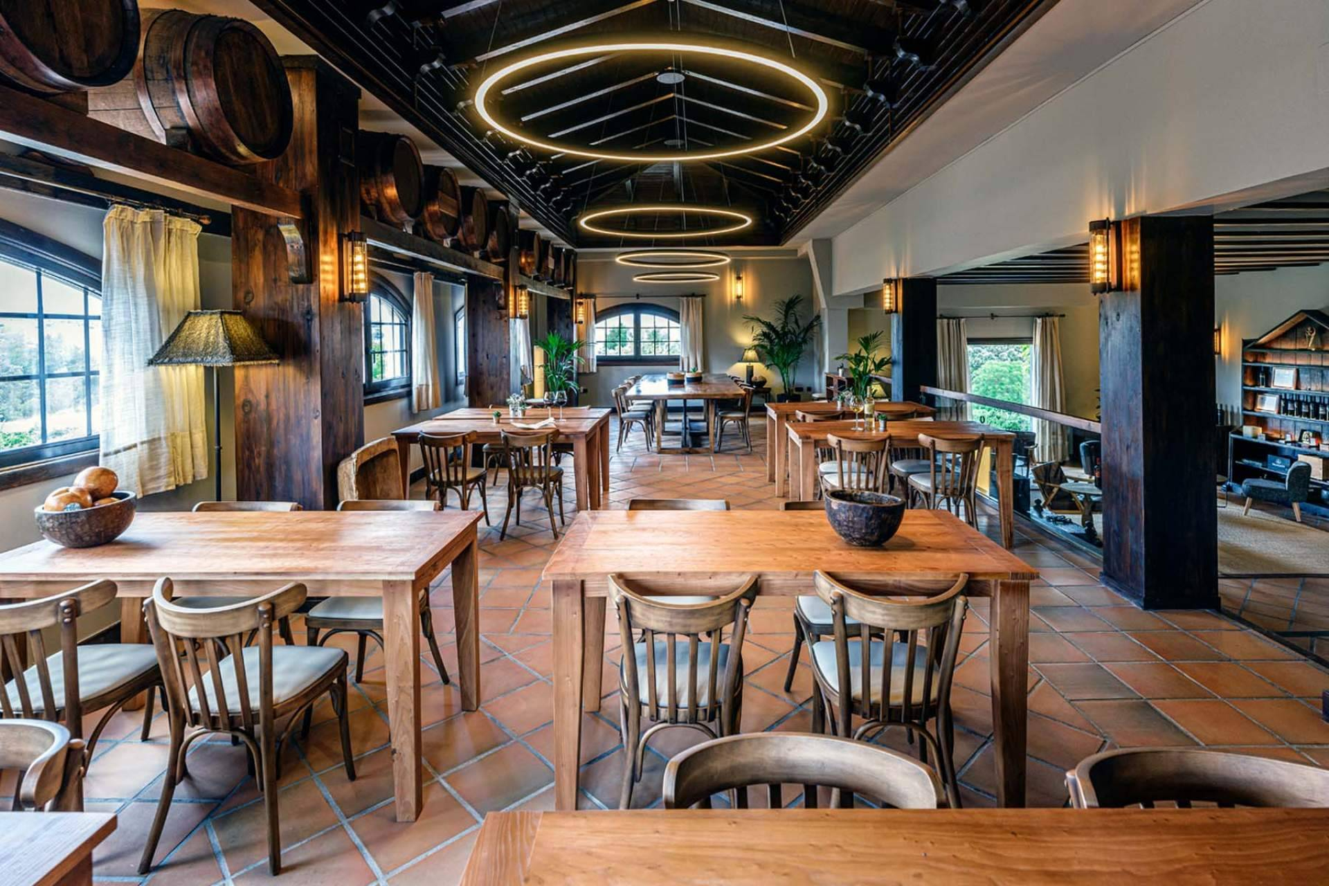 Restaurantes y bodegas redefinen su imagen con el interiorismo estratégico de INDAStudio en Barcelona
