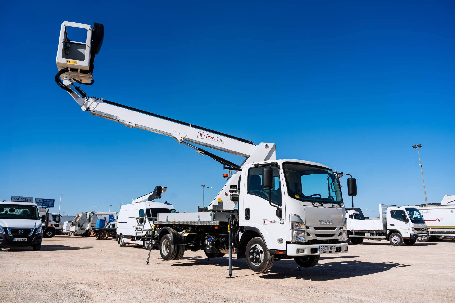 Transtel impulsa el alquiler de plataformas aéreas para instalar luces navideñas en ciudades
