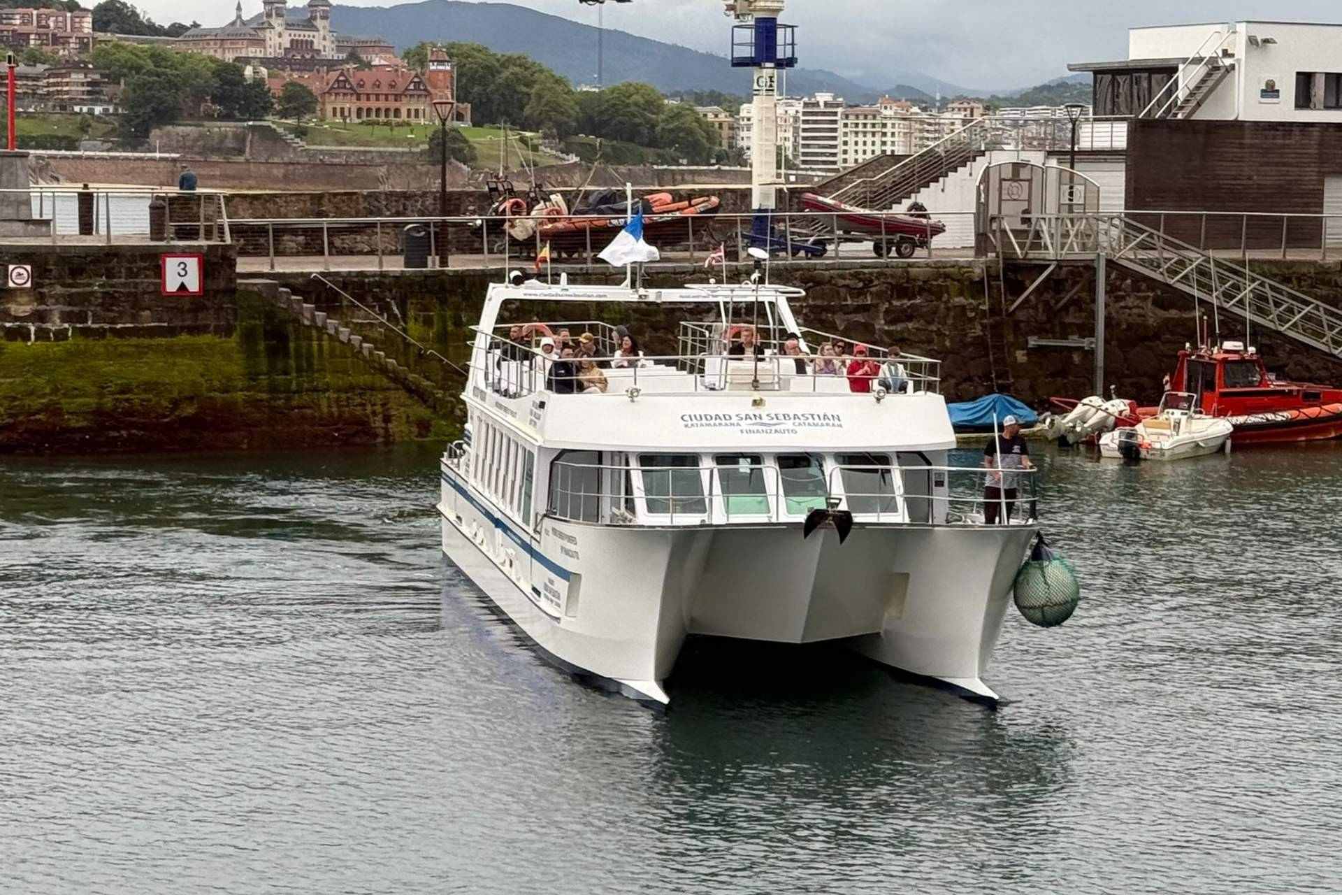 Navegación eléctrica real y 0 emisiones, así es la hibridación funcional del catamarán de San Sebastián
