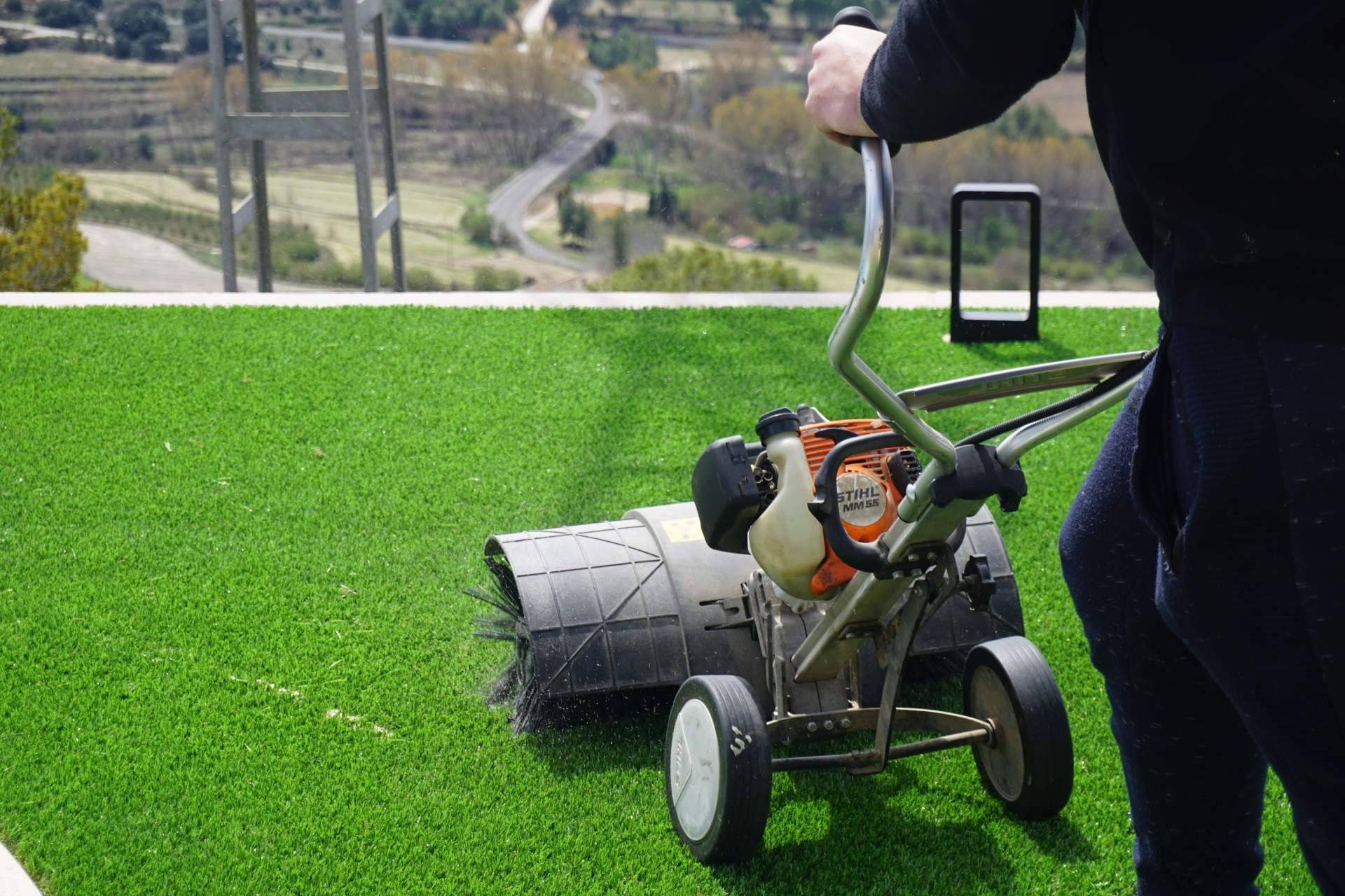 Instalación de césped artificial paso a paso; Albergrass refuerza la precisión en obra