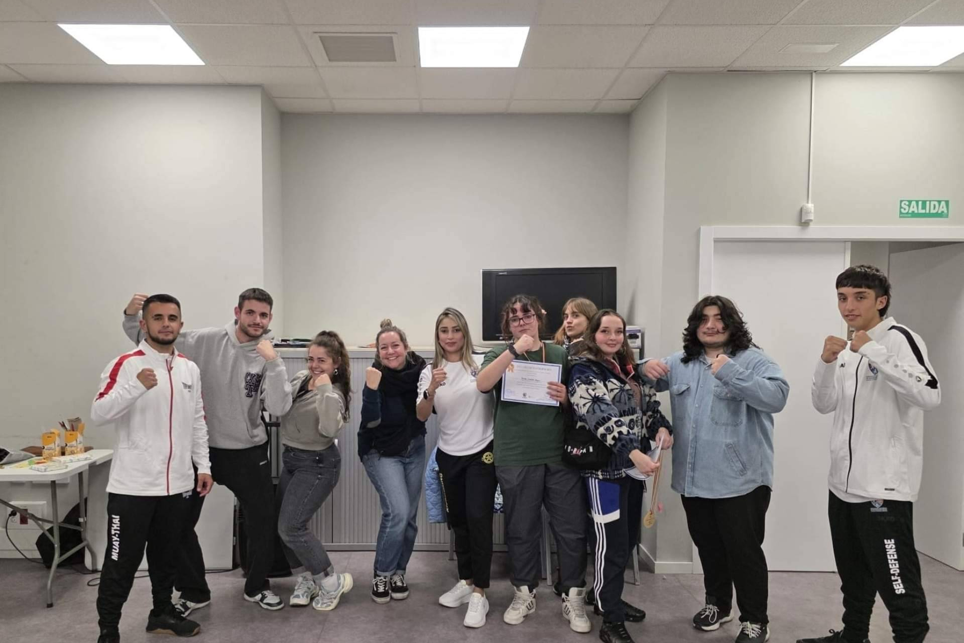 AEDIS reúne a casi 50 jóvenes en un curso express de autodefensa con gran impacto social en Madrid