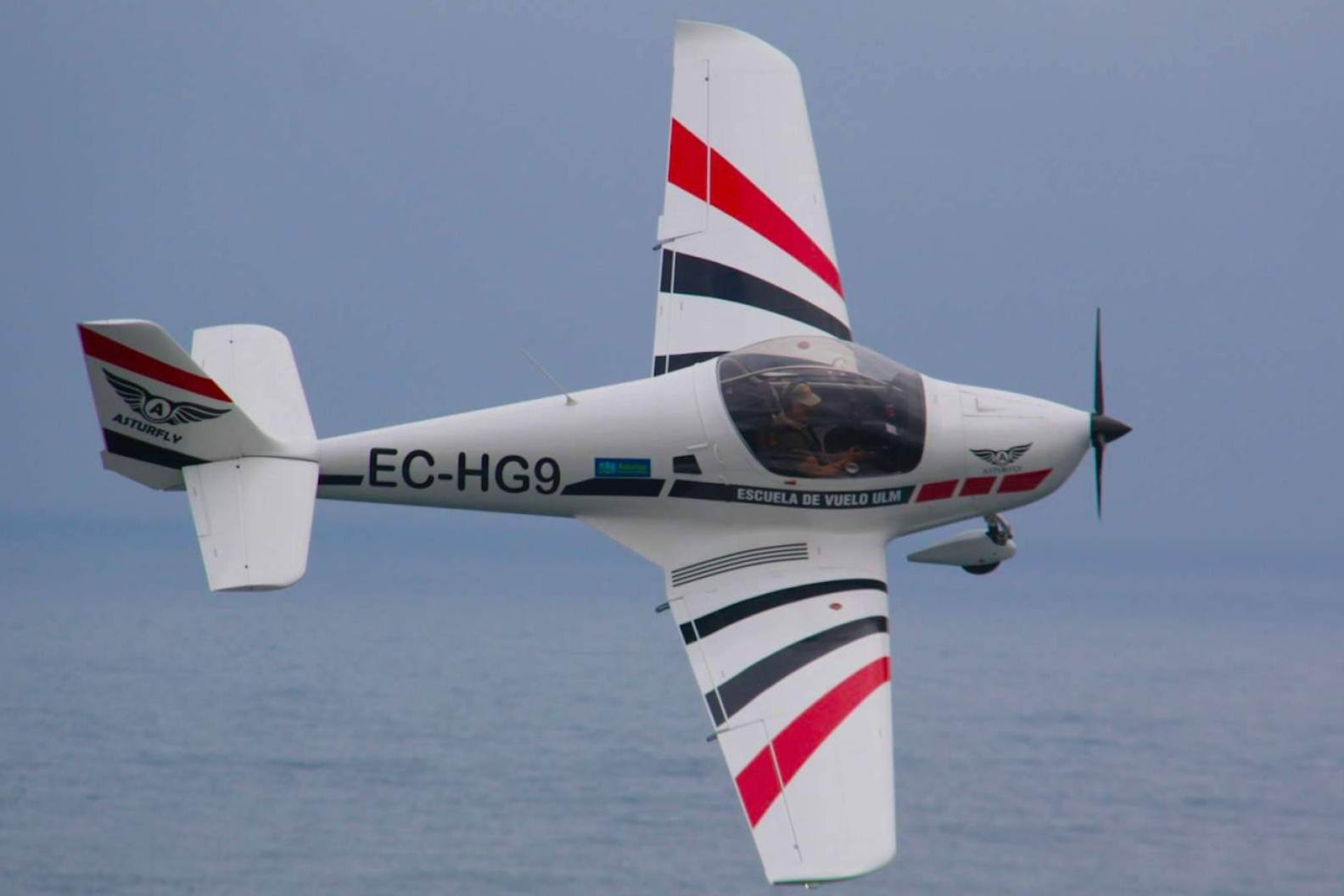 Piloto por un día a cualquier edad; el curso de piloto de Asturfly conquista también a mayores de 60 años