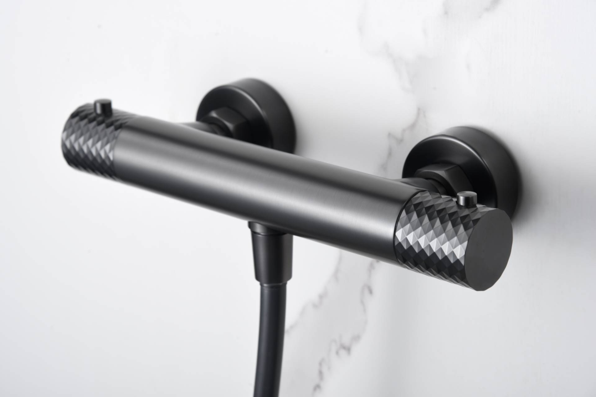 Diseño empotrado exclusivo en baños modernos; la Serie GÉNOVA de IMEX incorpora apertura en frío para mayor eficiencia