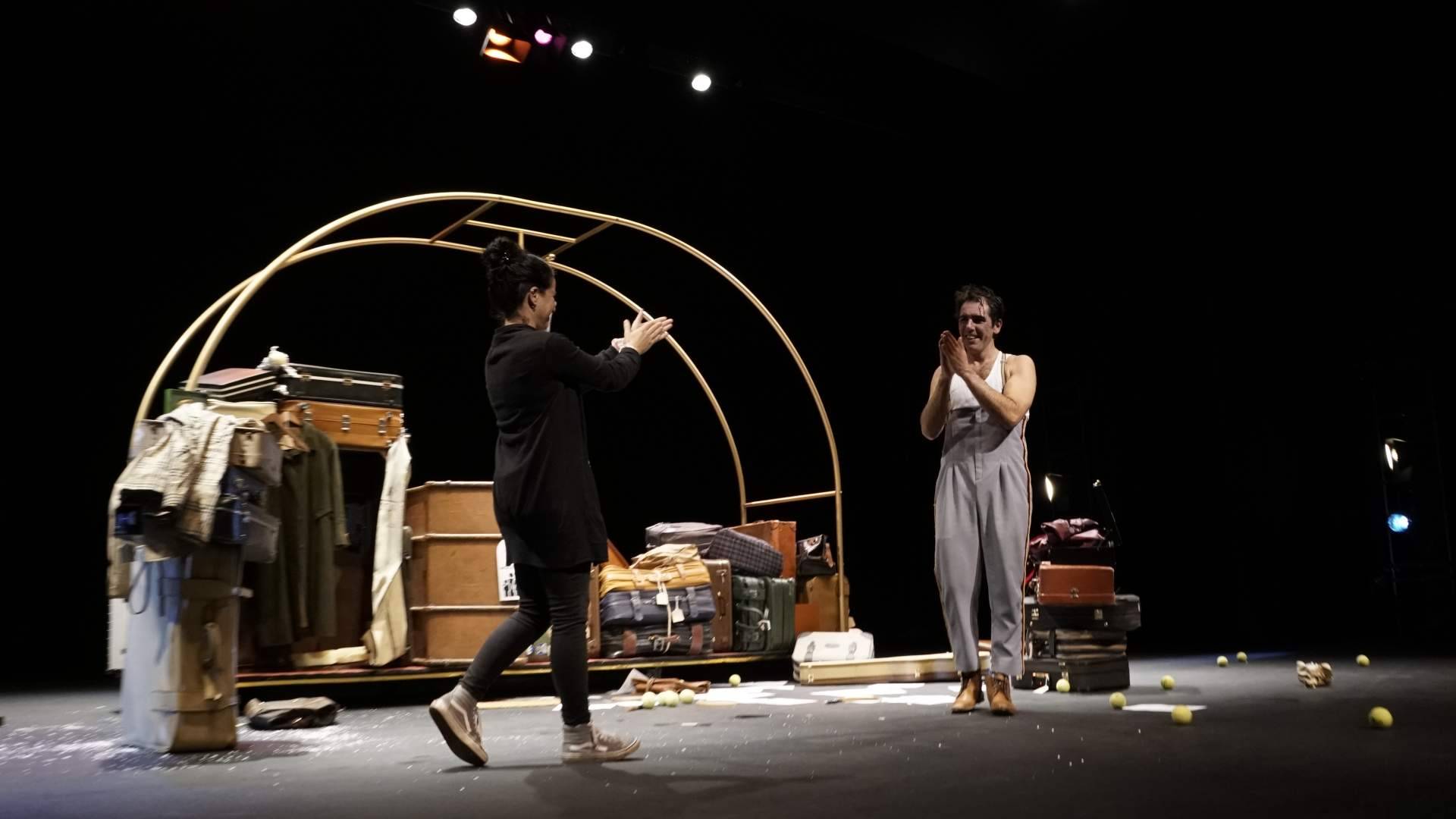 De pasar el sombrero en los semáforos a llenar teatros, el recorrido escénico de Adrián Conde