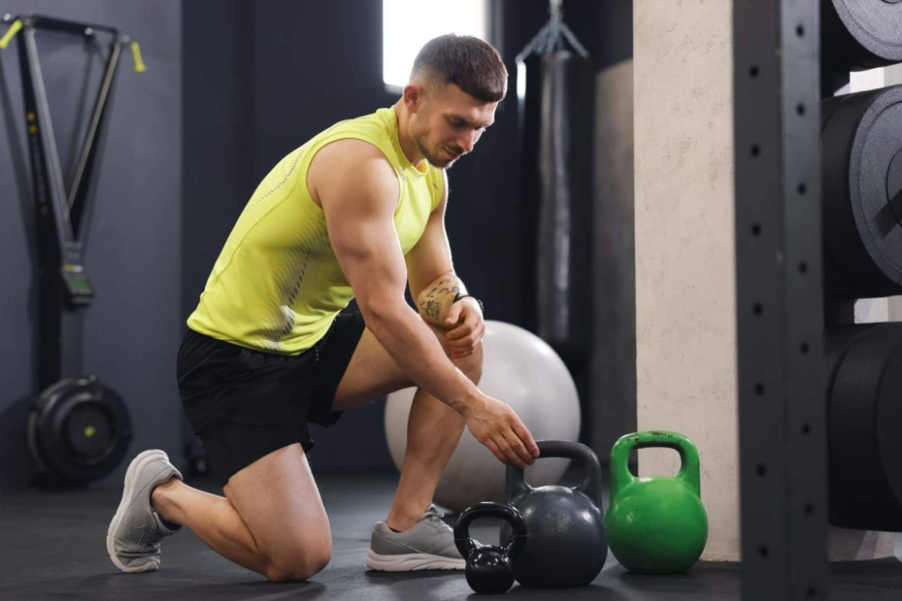 La tienda de equipamiento deportivo de DobleFit selecciona básicos de fuerza y funcional para rutinas exigentes