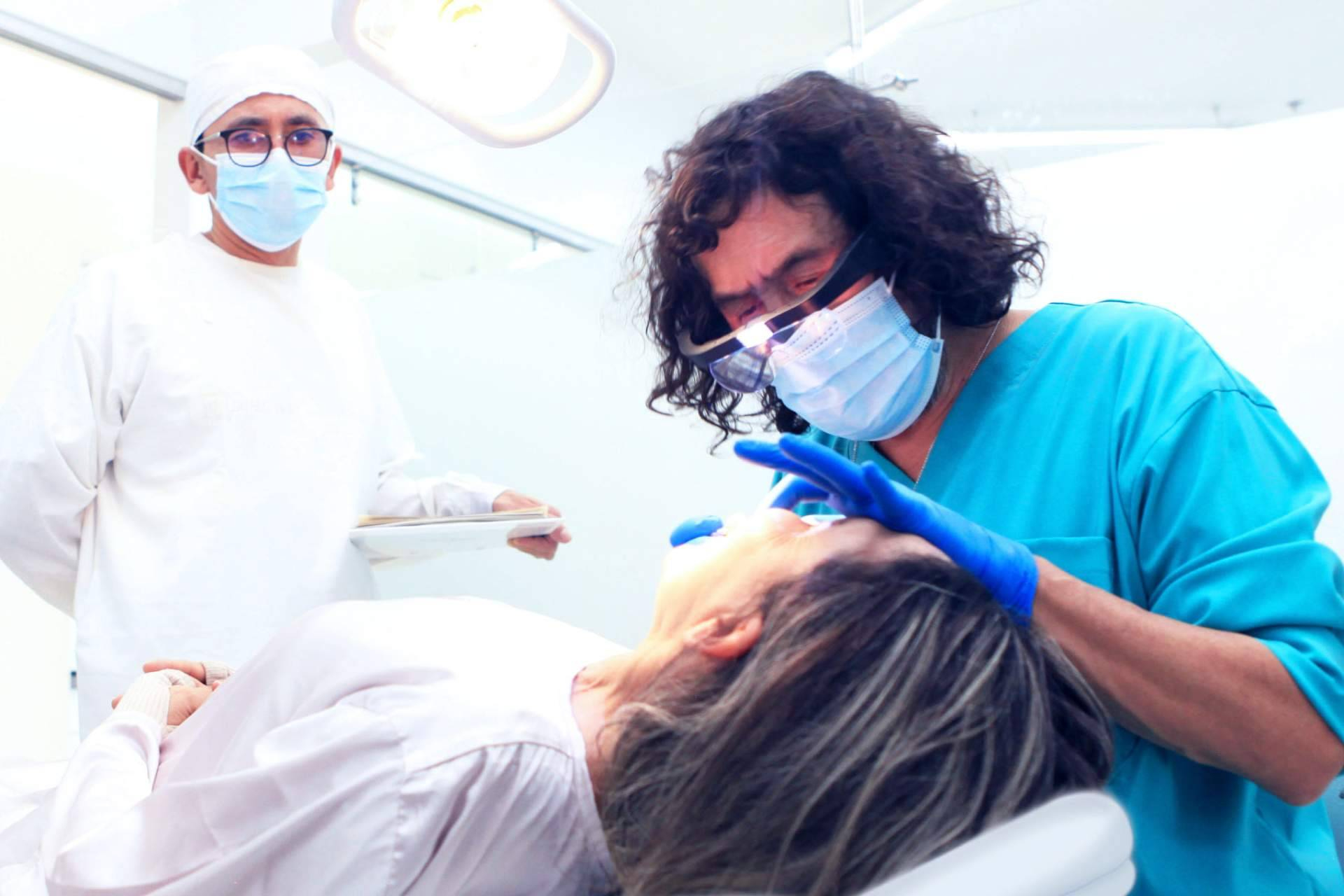 Odontología de Marlon Becerra impulsa el diseño de sonrisa en Bogotá con más de 40 años de experiencia