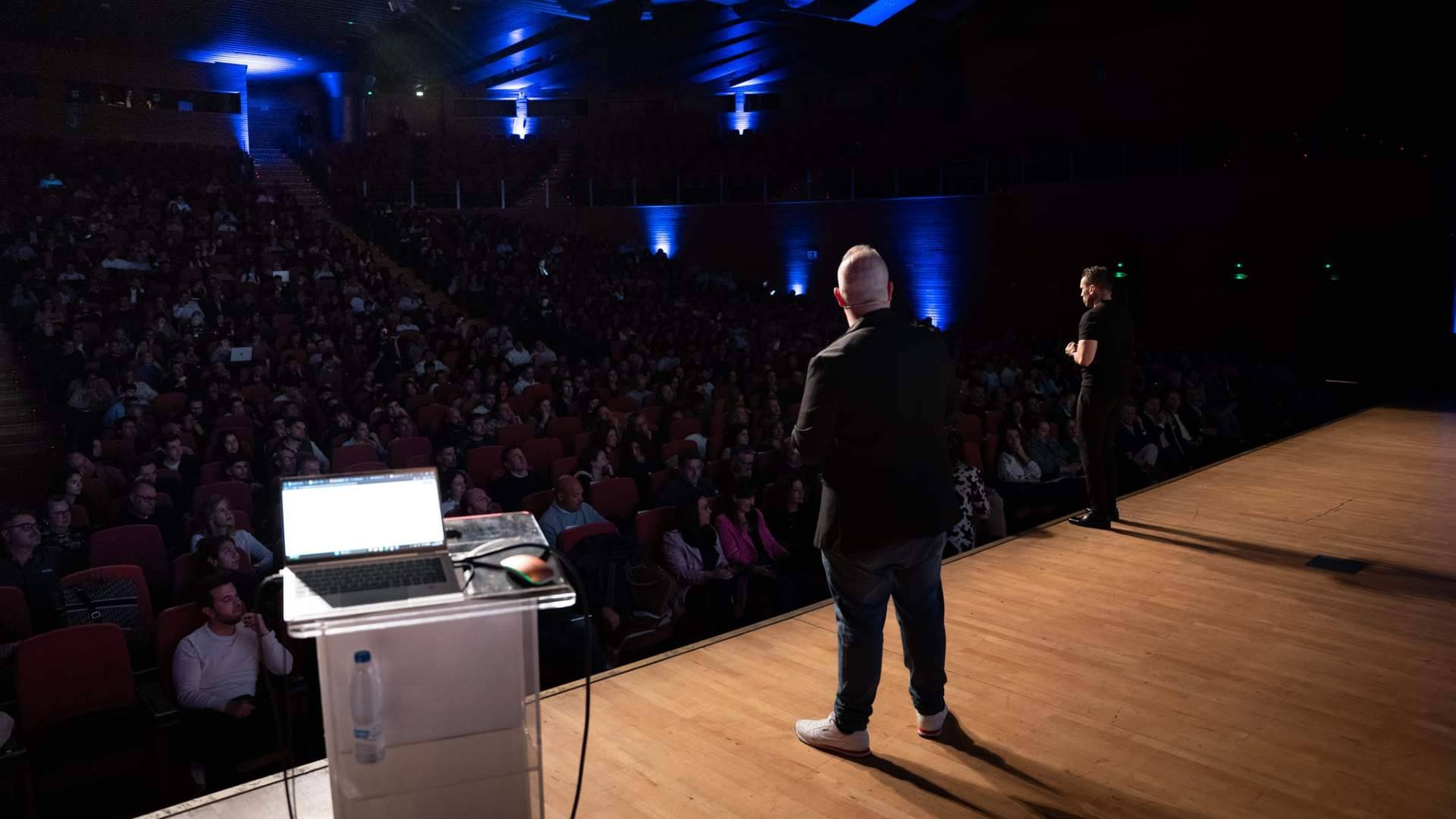 Antonio del Águila reúne a 2.000 asistentes en Granada con una formación de IA aplicada a la empresa