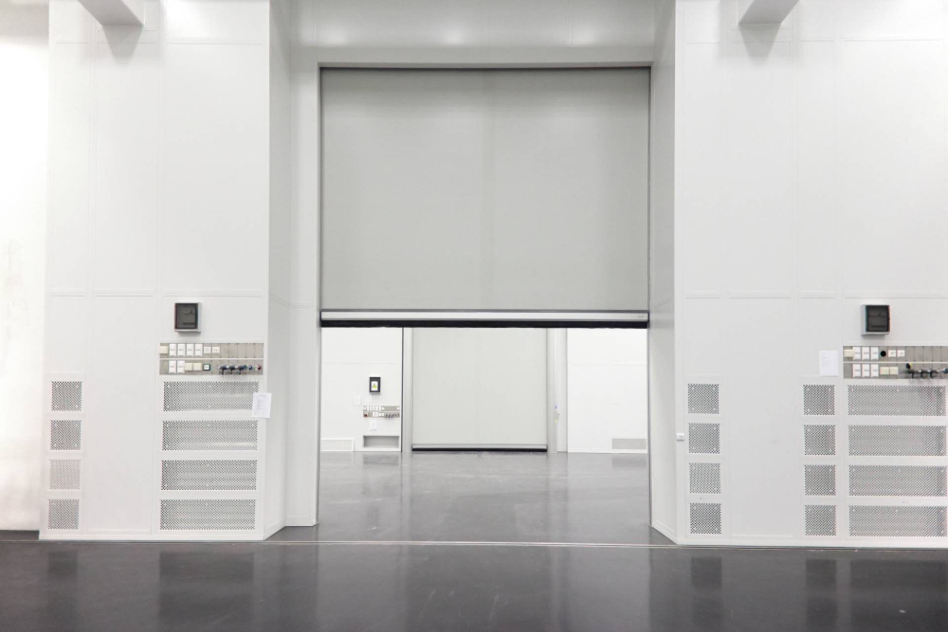ASSA ABLOY desarrolla puertas rápidas de alto rendimiento para sectores como automoción, logística y alimentación